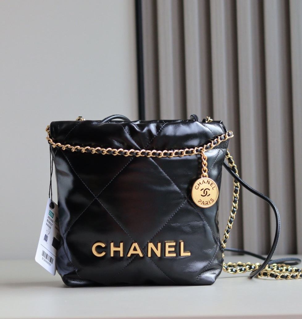 Mini bolsa de basura Chane23s 2023 serie primavera y verano estilo clásico negro dorado. La pequeña bolsa de basura es …