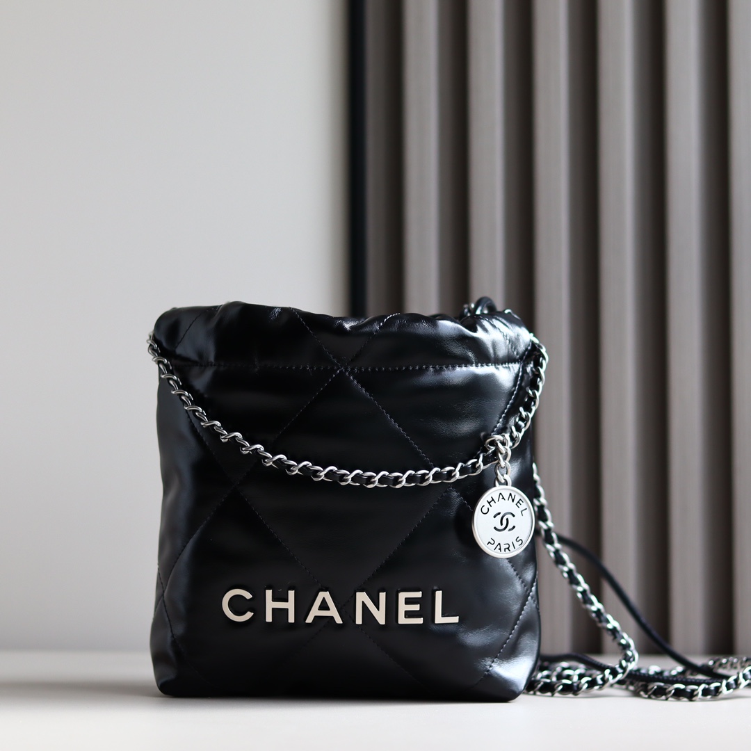 Chan23s mini bag estilo clásico negro y plata de la colección Primavera/Verano 2023. Este pequeño bolso es genial y aud…