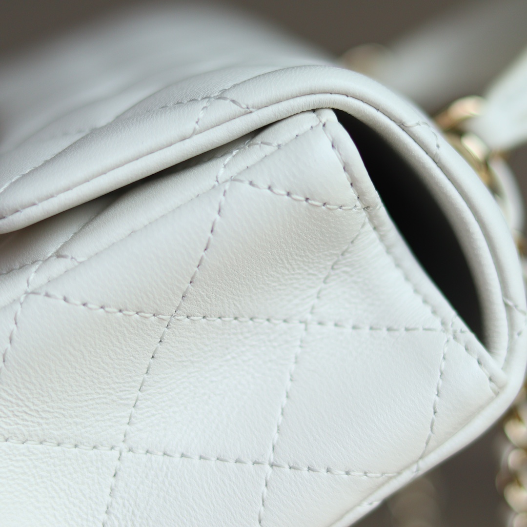 Piel de oveja blanca【Más detalles】Los detalles del herraje son de una calidad superior, con un sentido de lujo máximo