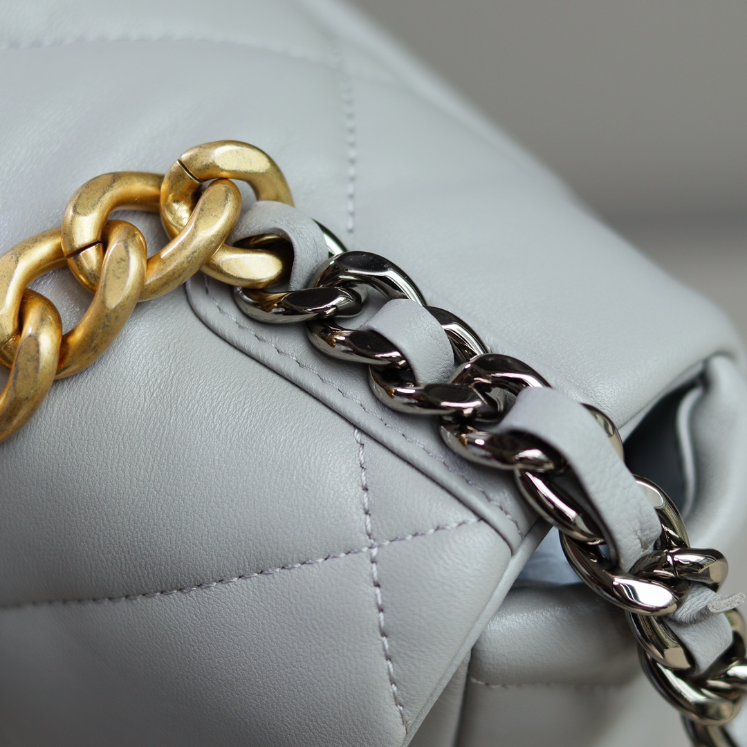 Gris claro🤍26cm pequeño con herraje dorado【Más detalles】Los detalles del herraje son de una calidad superior, con un s…