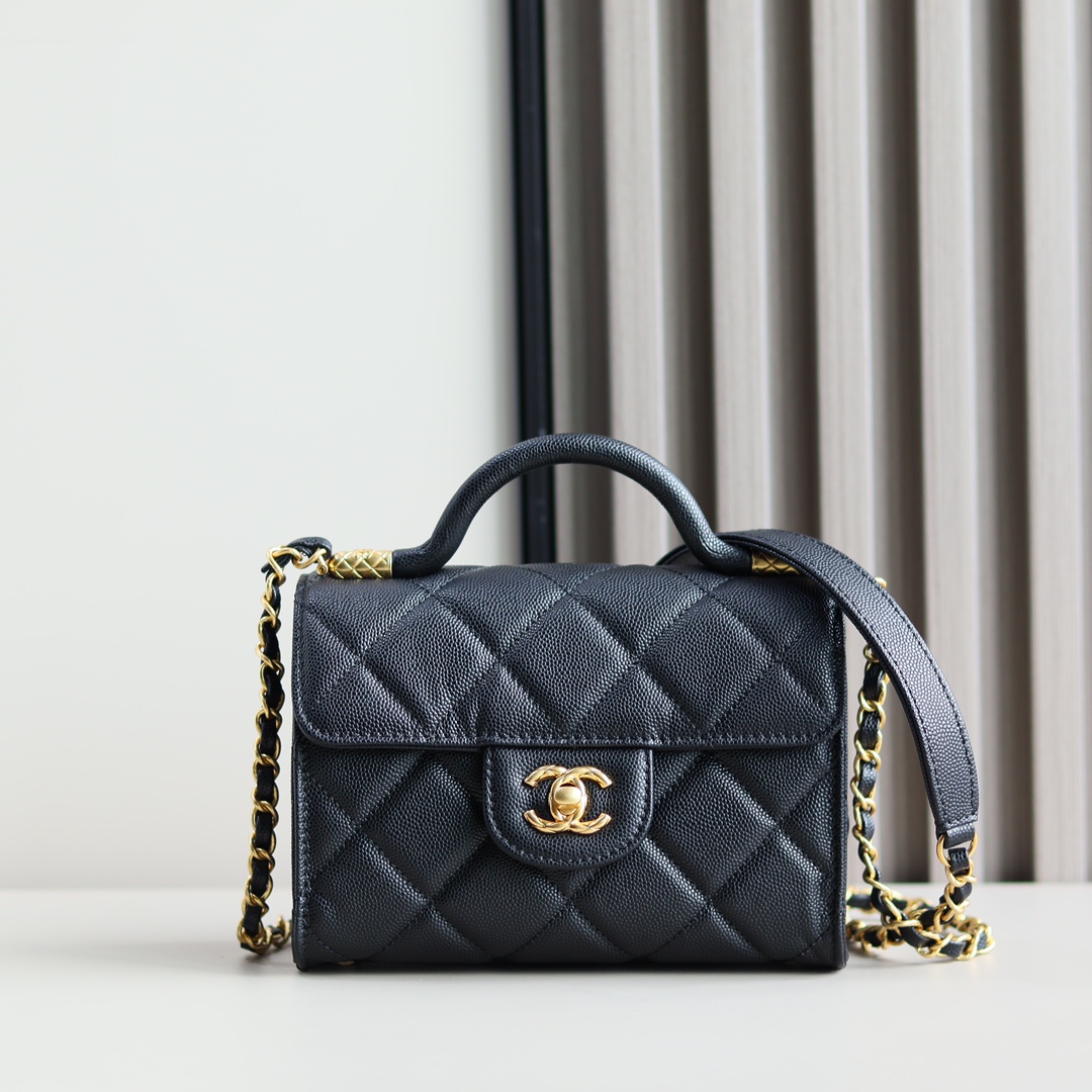 𝐂𝐇𝐀𝐍𝐄𝐋 𝟐𝟒𝐀 𝐡𝐚𝐧𝐝𝐥𝐞 tamaño: 13x18x8 (cm) ¡𝟐𝟒𝐚 mini bolso de hombro negro y dorado ha llegado! Con piel …