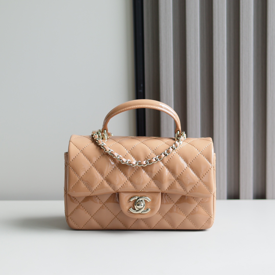 CHANEL AS2431# El último modelo para otoño e invierno, serie charol: serie portátil CF. Es muy noble y este diseño cont…