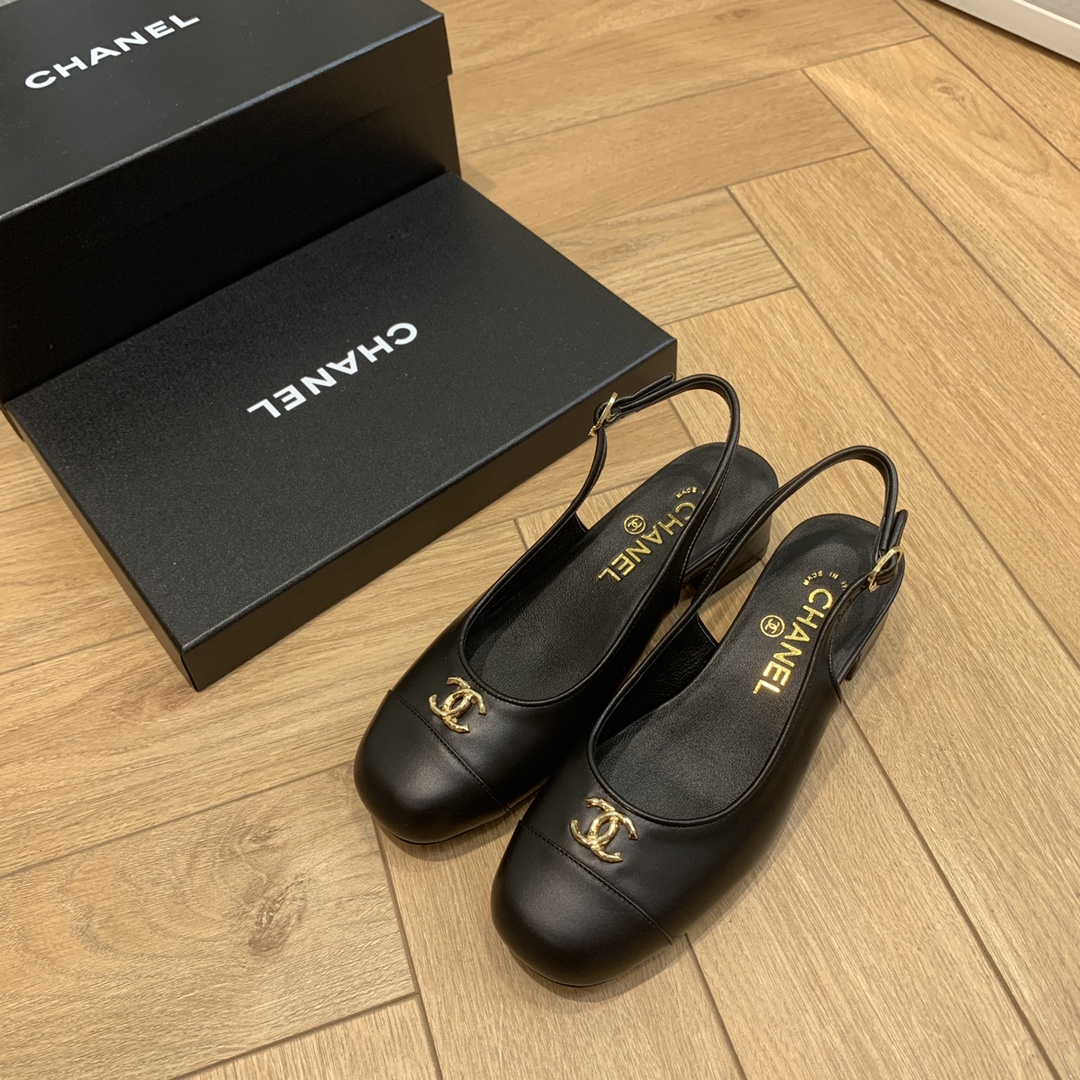 NO:247022,Xiaoxiang official website Chanel autumn and winter rear sandals, new series of loafers are full of retro style, delicate shoe shape, looks very pleasing, small round toe, the feet also make people thin, the foot is a kind of retro sentimental shoes of the era, new European and American catwalks, popular products are beautiful and taller when worn. 1 Original custom sheepskin original mold opening hardware buckle 2 Original silk sheepskin inner 3 soles: original meaning genuine leather soles. Heel height 4 cm 4 sizes 35-41 (40 41 custom made without return or exchange), sandals, chanel, loafers, sandals, sheepskin, Leather soles19860909小香官网香奈儿秋冬后空凉鞋,系列新品乐福鞋满满的复古风 秀气的鞋型 看着就很讨喜,小圆头 衬托脚也变得瘦瘦的,上脚给人就是一种年代的复古情怀鞋、欧美走秀新款,爆款产品穿起来美腿又增高. 1原版定制羊皮原版开模五金扣 2原版丝绸羊皮内里 3大底:原版意真皮大底.跟高4厘米 4码数35-41（40 41定做不退换）,凉鞋,chanel,loafers,sandals,sheepskin,Leather soles,Women's Shoes