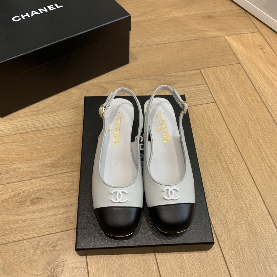 NO:247025,Xiaoxiang official website Chanel autumn and winter rear sandals, new series of loafers are full of retro style, delicate shoe shape, looks very pleasing, small round toe, the feet also make people thin, the foot is a kind of retro sentimental shoes of the era, new European and American catwalks, popular products are beautiful and taller when worn. 1 Original custom sheepskin original mold opening hardware buckle 2 Original silk sheepskin inner 3 soles: original meaning genuine leather soles. Heel height 4 cm 4 sizes 35-41 (40 41 custom made without return or exchange), sandals, chanel, loafers, sandals, sheepskin, Leather soles19860909小香官网香奈儿秋冬后空凉鞋,系列新品乐福鞋满满的复古风 秀气的鞋型 看着就很讨喜,小圆头 衬托脚也变得瘦瘦的,上脚给人就是一种年代的复古情怀鞋、欧美走秀新款,爆款产品穿起来美腿又增高. 1原版定制羊皮原版开模五金扣 2原版丝绸羊皮内里 3大底:原版意真皮大底.跟高4厘米 4码数35-41（40 41定做不退换）,凉鞋,chanel,loafers,sandals,sheepskin,Leather soles,Women's Shoes