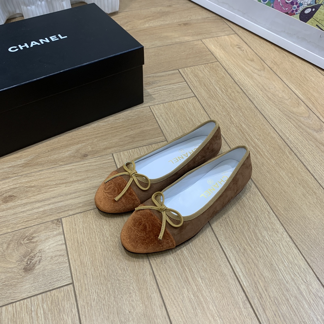 NO:392053,Chan*l Classic Slingback Little Flavor Ballet Shoes Just like what Coco Chanel said is the popularity is fleeting, but the style lasts forever!  These ballet shoes are the classic among Xiangjia classics!  The two-color combination is simple and exquisite. The universal evergreen style in the counter is always out of date!  Imported sheep tiles + denim imported sheepskin lining, Italian imported genuine leather sole Top quality, Size35-40 (40 41 customized), single shoes, chanel, chanel, chanel, sheepskin, sheep, Leather soles19860909chan*l经典slingback小香芭蕾舞鞋 就像coco香奈儿女士说的流行稍纵即逝,但风格永存！这双芭蕾舞鞋就是香家经典中的经典！双色搭配,简约精致,专柜里的万能长青款,永远不过时单品！ 进口羊猄+牛仔布 进口羊皮内里,意大利进口真皮大底 顶级品质,Size35-40（40 41 定做）,单鞋,chanel,chanel,chanel,sheepskin,sheep,Leather soles,Women's Shoes