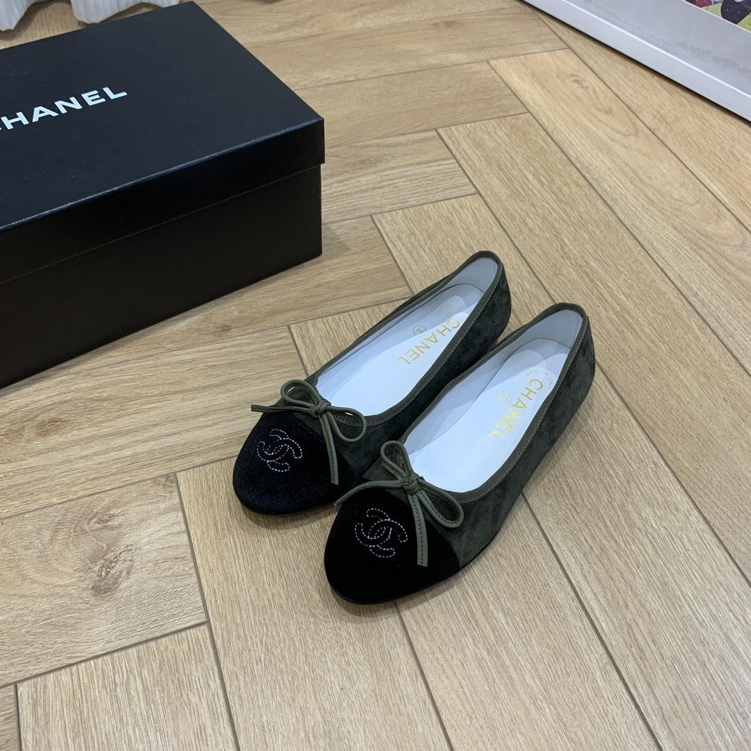 NO:392059,Chan*l Classic Slingback Little Flavor Ballet Shoes Just like what Coco Chanel said is the popularity is fleeting, but the style lasts forever!  These ballet shoes are the classic among Xiangjia classics!  The two-color combination is simple and exquisite. The universal evergreen style in the counter is always out of date!  Imported sheep tiles + denim imported sheepskin lining, Italian imported genuine leather sole Top quality, Size35-40 (40 41 customized), single shoes, chanel, chanel, chanel, sheepskin, sheep, Leather soles19860909chan*l经典slingback小香芭蕾舞鞋 就像coco香奈儿女士说的流行稍纵即逝,但风格永存！这双芭蕾舞鞋就是香家经典中的经典！双色搭配,简约精致,专柜里的万能长青款,永远不过时单品！ 进口羊猄+牛仔布 进口羊皮内里,意大利进口真皮大底 顶级品质,Size35-40（40 41 定做）,单鞋,chanel,chanel,chanel,sheepskin,sheep,Leather soles,Women's Shoes