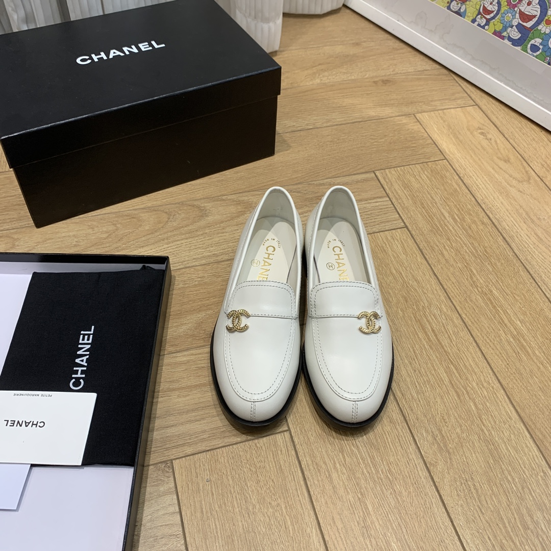 NO:392018,CHANE* ｜Xiaoxiang classic color-blocking double C loafer single shoes loafer lovers must not miss this style is more neutral and handsome, with a strong sense of line. The upper is imported calfskin, the inner foot pad is silk sheepskin, imported Italian leather sole, size 35-39 (40 41 custom made without return or replacement), single shoes, chanel, loafers, cowhide, sheepskin, Leather soles19860909CHANE* ｜小香经典拼色双C 乐福鞋单鞋 乐福鞋爱好者绝不能错过 这款气质上更中性帅气几分 线条感很足 鞋面采用进口小牛皮 内里垫脚采用丝绸羊皮 意大利进口真皮大底 尺码35-39（40 41定做不退不换),单鞋,chanel,loafers,cowhide,sheepskin,Leather soles,Women's Shoes