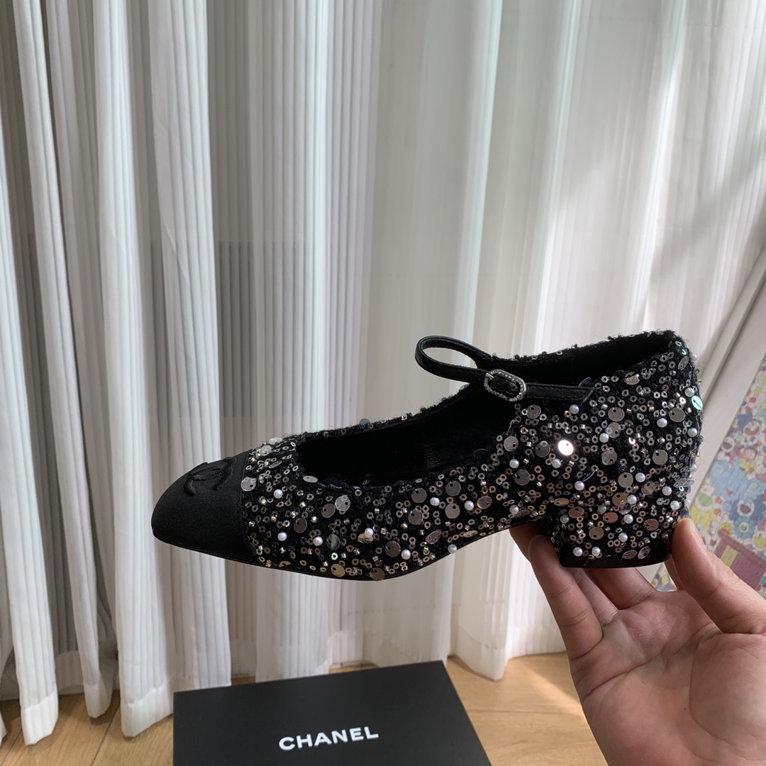 NO:392023,Top version 『CHANEL』 s Shoes emphasize lightness, comfort, generous and elegant, simple styles with a little care can have an intriguing high-quality texture. Velvet delicate and soft suede creates an elegant, calm, gorgeous and connotative temperament. With the retro style, suede is one of the most fashionable elements every year. Tips: sheepskin Accessories: original mold opening hardware empty outsole: genuine leather outsole Size: 35-39 (40 custom made), single shoes, chanel, sheepskin, Leather soles19860909顶级版本 『CHANEL』 s 鞋子讲究的是轻盈、舒适和大方优雅而纯色的简约款式稍加用心就能有耐人寻味的高级质感天鹅绒细腻柔软的绒面营造的是优雅从容华丽且有内涵的气质随着复古风回潮 绒面每一年都是最时髦元素之一 踮脚:羊皮 配饰:原版开模五金空 大底:真皮大底 码数:35-39（40定做）,单鞋,chanel,sheepskin,Leather soles,Women's Shoes