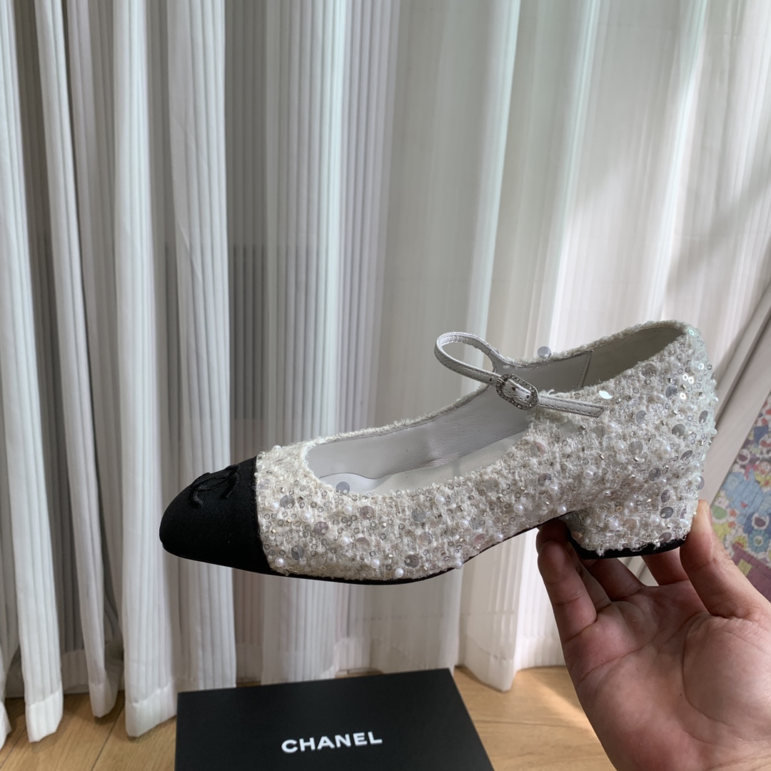 NO:392029,Top version 『CHANEL』 s Shoes emphasize lightness, comfort, generous and elegant, simple styles with a little care can have an intriguing high-quality texture. Velvet delicate and soft suede creates an elegant, calm, gorgeous and connotative temperament. With the retro style, suede is one of the most fashionable elements every year. Tips: sheepskin Accessories: original mold opening hardware empty outsole: genuine leather outsole Size: 35-39 (40 custom made), single shoes, chanel, sheepskin, Leather soles19860909顶级版本 『CHANEL』 s 鞋子讲究的是轻盈、舒适和大方优雅而纯色的简约款式稍加用心就能有耐人寻味的高级质感天鹅绒细腻柔软的绒面营造的是优雅从容华丽且有内涵的气质随着复古风回潮 绒面每一年都是最时髦元素之一 踮脚:羊皮 配饰:原版开模五金空 大底:真皮大底 码数:35-39（40定做）,单鞋,chanel,sheepskin,Leather soles,Women's Shoes