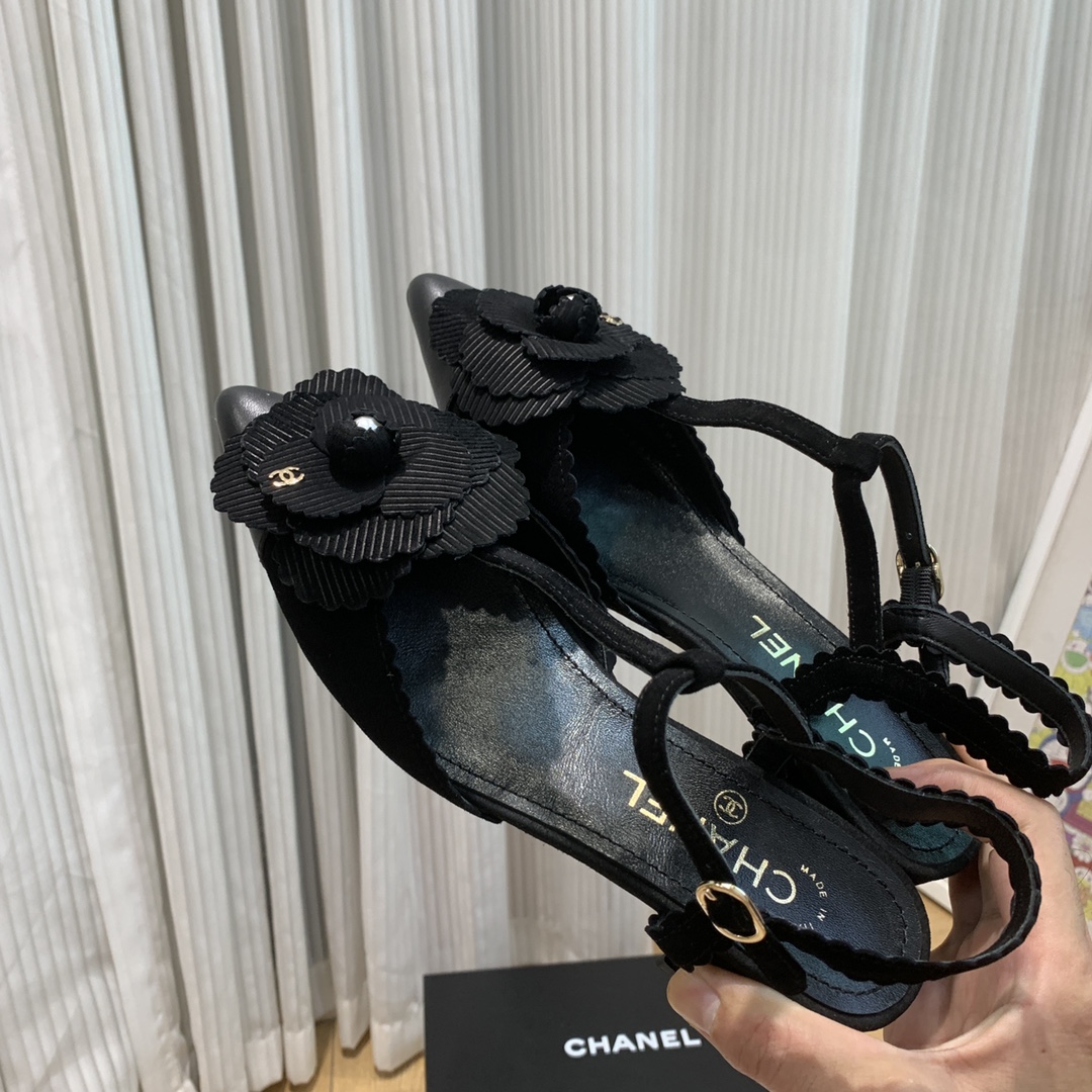 NO:247017,Xiaoxiang C home classic hollow thick heel sandal series Xiaoxiang C home SS new color graffiti double C camellia sequin sandals The counter has immortal sales king for N years, and the foot is very slim and slender. Customized upper black cloth/skin in the upper, customized original sheepskin in the inner, Italian leather outsole, heel height 3.5cm, size 35-40 (40 custom made without return or replacement), sandals, chanel, sandals, sheepskin, Leather soles19860909小香C家经典中空粗跟凉鞋系列 小香C家SS新色涂鸦双C山茶花亮片凉鞋 专柜N年永垂不朽的销量王,上脚非常显瘦显细长. 鞋面定制黑布/羊皮 内里定制原版羊皮 鞋底意大利真皮大底 跟高3.5cm 码数35-40(40定做不退不换),凉鞋,chanel,sandals,sheepskin,Leather soles,Women's Shoes