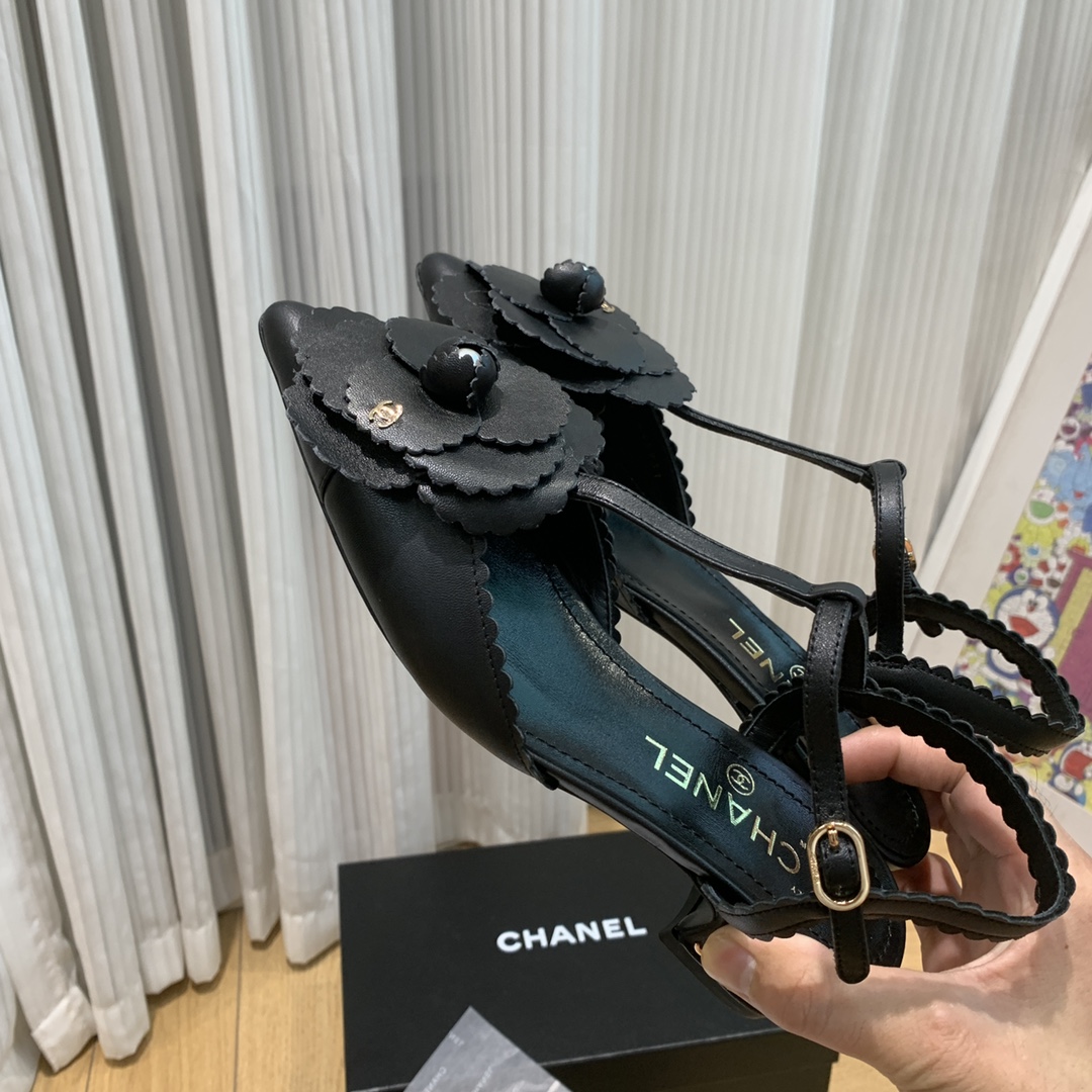 NO:247020,Xiaoxiang C home classic hollow thick heel sandal series Xiaoxiang C home SS new color graffiti double C camellia sequin sandals The counter has immortal sales king for N years, and the foot is very slim and slender. Customized upper black cloth/skin in the upper, customized original sheepskin in the inner, Italian leather outsole, heel height 3.5cm, size 35-40 (40 custom made without return or replacement), sandals, chanel, sandals, sheepskin, Leather soles19860909小香C家经典中空粗跟凉鞋系列 小香C家SS新色涂鸦双C山茶花亮片凉鞋 专柜N年永垂不朽的销量王,上脚非常显瘦显细长. 鞋面定制黑布/羊皮 内里定制原版羊皮 鞋底意大利真皮大底 跟高3.5cm 码数35-40(40定做不退不换),凉鞋,chanel,sandals,sheepskin,Leather soles,Women's Shoes