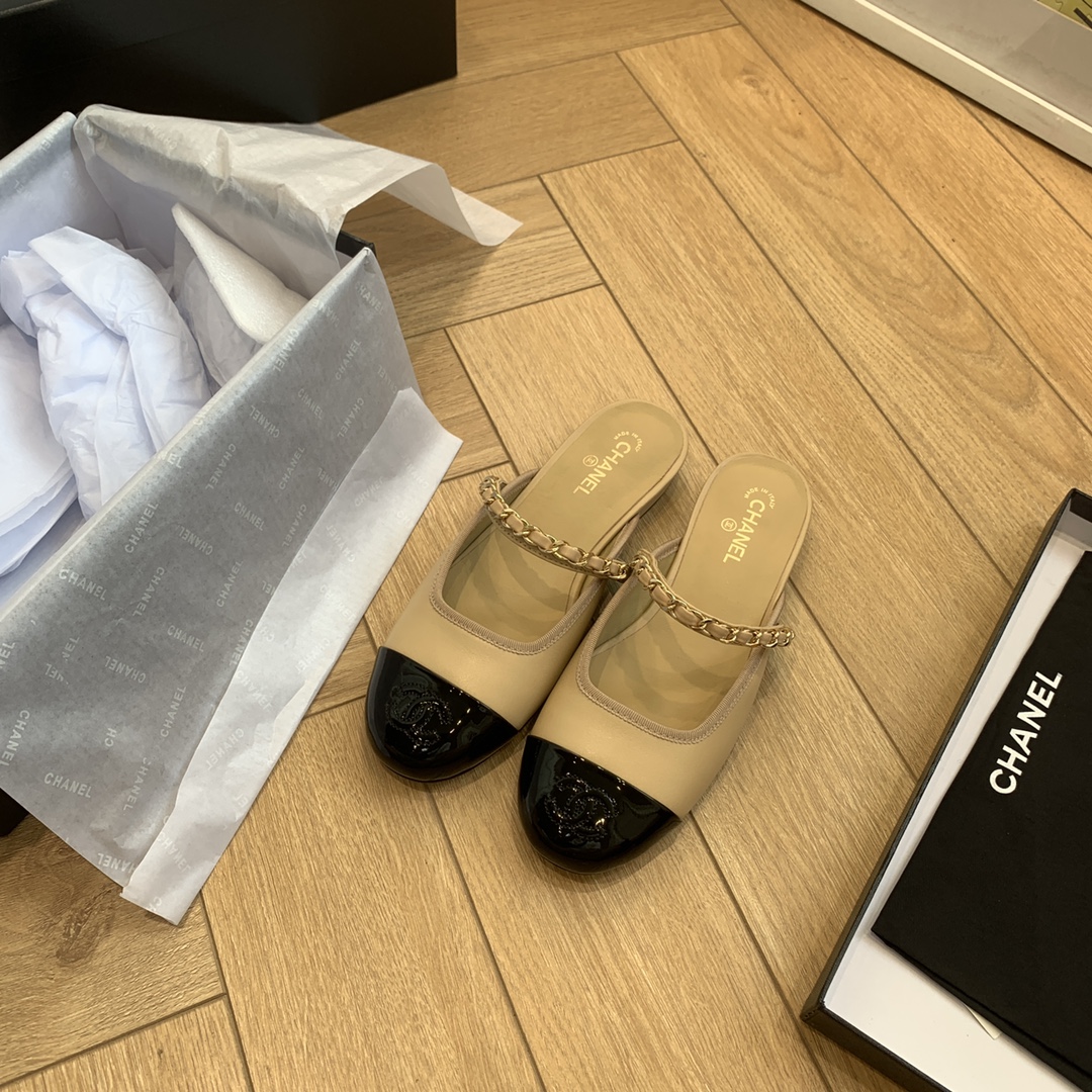 NO:231344,The new 25Ss summer Chane* small half-drag is the standard summer. This slipper can actually look so good. Grandma Xiang’s design is indeed very extraordinary!  It feels like a lazy and wealthy!  Upper lambskin inner sheepskin sole genuine leather sole size 35-39 (40 custom made without return or exchange), semi-torque, chanel, slippers, sheepskin1986090925Ss夏季新款Chane*小香半拖 半拖就是夏天的标配,这款拖鞋居然能做到这么好看 香奶奶的设计果然很不一般！就有这种慵懒又富贵的感觉！ 鞋面小羊皮 内里羊皮内里 鞋底真皮鞋底 码数35-39（40定制不退换）,半拖,chanel,slippers,sheepskin,Women's Shoes