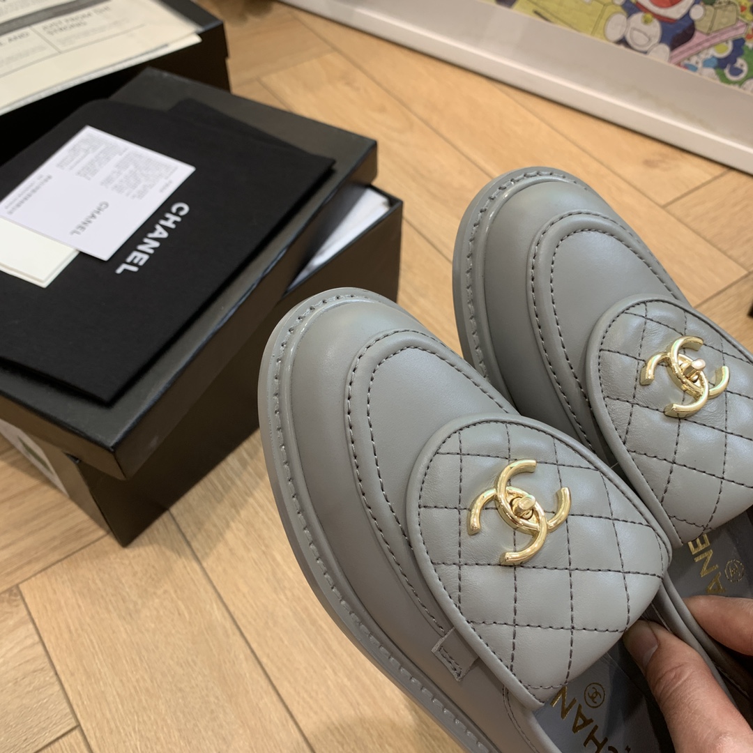 P310 
🍀 官网同步高版本更新，CHANEL 香奈儿早春新款顶级秋鞋单鞋系列__________________ 春季香家必备爆款，女神系列，拥有香家特色优雅名媛气质，超级耐看，让人无法抗拒，心动ing…… ▪️鞋面进口牛皮/牛油/漆皮，高级有质感➕原版开模五金大扣➕电绣 ▪️内里垫脚进口小羊皮，柔软舒适性高 ▪️原模开版，意大利真皮大底🇮🇹 ▪️码数:34-42(34 40 41 42定做不退不换)
多色可选，也可以来图下单

