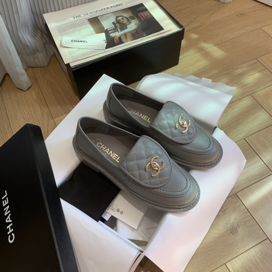 NO:438124,The official website simultaneously updated the high version, CHANEL Chanel's new early spring top autumn shoes series_________________________ Spring Xiangjia must-have hot products, goddess series, with the elegant and famous temperament of Xiangjia, super durable, irresistible, heart-wrenching... Imported cowhide/butter/paper leather upper, high-quality textured original mold opening hardware large buckle electric embroidery inner foot pad imported lambskin, high softness and comfort Original mold opening, Italian leather outsole Size: 34-42 (34 40 41 42 Customized, no return or replacement) Multi-color selection, you can also place an order in the picture, loafers, chanel, chanel, chanel, loafers, cowhide, sheepskin, Leather soles19860909官网同步高版本更新,CHANEL 香奈儿早春新款顶级秋鞋单鞋系列__________________ 春季香家必备爆款,女神系列,拥有香家特色优雅名媛气质,超级耐看,让人无法抗拒,心动ing…… 鞋面进口牛皮/牛油/漆皮,高级有质感原版开模五金大扣电绣 内里垫脚进口小羊皮,柔软舒适性高 原模开版,意大利真皮大底 码数:34-42(34 40 41 42定做不退不换) 多色可选,也可以来图下单,乐福鞋,chanel,chanel,chanel,loafers,cowhide,sheepskin,Leather soles,Women's Shoes