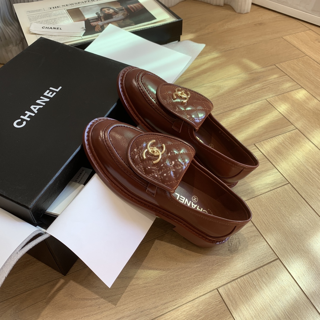 P310 
🍀 官网同步高版本更新，CHANEL 香奈儿早春新款顶级秋鞋单鞋系列__________________ 春季香家必备爆款，女神系列，拥有香家特色优雅名媛气质，超级耐看，让人无法抗拒，心动ing…… ▪️鞋面进口牛皮/牛油/漆皮，高级有质感➕原版开模五金大扣➕电绣 ▪️内里垫脚进口小羊皮，柔软舒适性高 ▪️原模开版，意大利真皮大底🇮🇹 ▪️码数:34-42(34 40 41 42定做不退不换)
多色可选，也可以来图下单

