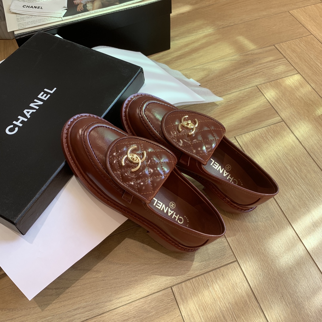 P310 
🍀 官网同步高版本更新，CHANEL 香奈儿早春新款顶级秋鞋单鞋系列__________________ 春季香家必备爆款，女神系列，拥有香家特色优雅名媛气质，超级耐看，让人无法抗拒，心动ing…… ▪️鞋面进口牛皮/牛油/漆皮，高级有质感➕原版开模五金大扣➕电绣 ▪️内里垫脚进口小羊皮，柔软舒适性高 ▪️原模开版，意大利真皮大底🇮🇹 ▪️码数:34-42(34 40 41 42定做不退不换)
多色可选，也可以来图下单

