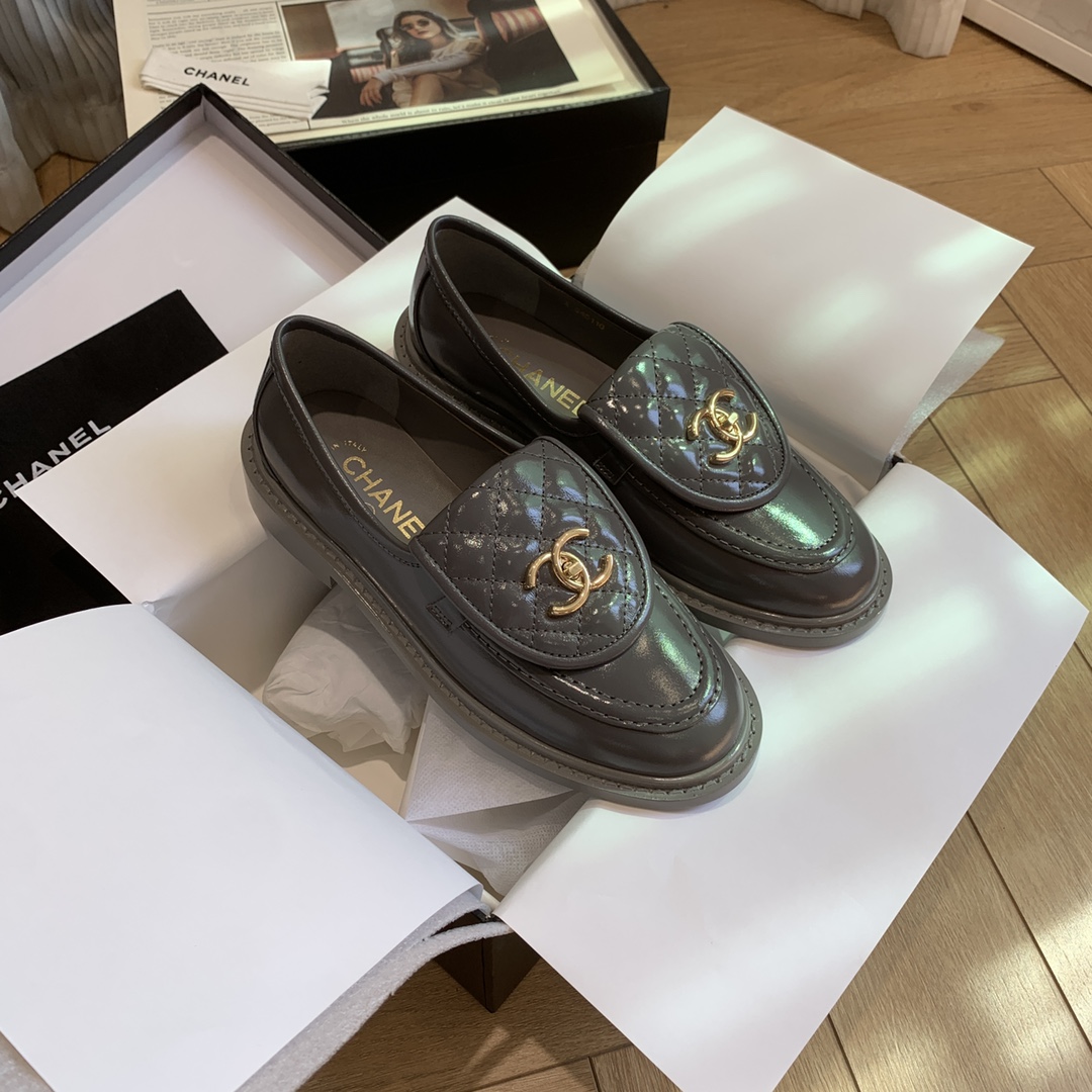 NO:438092,The official website simultaneously updated the high version, CHANEL Chanel's new early spring top autumn shoes series_________________________ Spring Xiangjia must-have hot products, goddess series, with the elegant and famous temperament of Xiangjia, super durable, irresistible, heart-wrenching... Imported cowhide/butter/paper leather upper, high-quality textured original mold opening hardware large buckle electric embroidery inner foot pad imported lambskin, high softness and comfort Original mold opening, Italian leather outsole Size: 34-42 (34 40 41 42 Customized, no return or replacement) Multi-color selection, you can also place an order in the picture, loafers, chanel, chanel, chanel, loafers, cowhide, sheepskin, Leather soles19860909官网同步高版本更新,CHANEL 香奈儿早春新款顶级秋鞋单鞋系列__________________ 春季香家必备爆款,女神系列,拥有香家特色优雅名媛气质,超级耐看,让人无法抗拒,心动ing…… 鞋面进口牛皮/牛油/漆皮,高级有质感原版开模五金大扣电绣 内里垫脚进口小羊皮,柔软舒适性高 原模开版,意大利真皮大底 码数:34-42(34 40 41 42定做不退不换) 多色可选,也可以来图下单,乐福鞋,chanel,chanel,chanel,loafers,cowhide,sheepskin,Leather soles,Women's Shoes