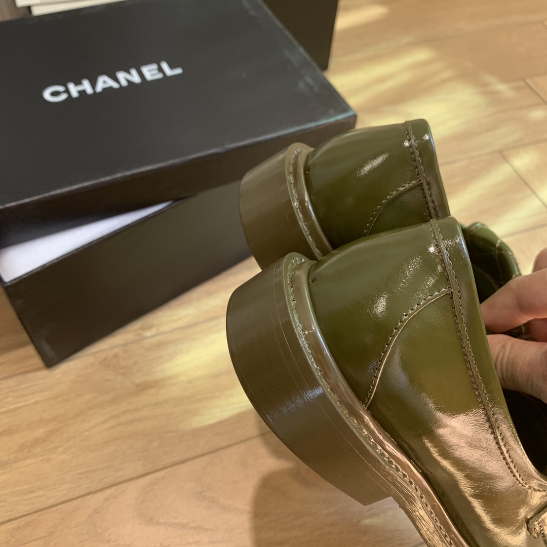 P310 
🍀 官网同步高版本更新，CHANEL 香奈儿早春新款顶级秋鞋单鞋系列__________________ 春季香家必备爆款，女神系列，拥有香家特色优雅名媛气质，超级耐看，让人无法抗拒，心动ing…… ▪️鞋面进口牛皮/牛油/漆皮，高级有质感➕原版开模五金大扣➕电绣 ▪️内里垫脚进口小羊皮，柔软舒适性高 ▪️原模开版，意大利真皮大底🇮🇹 ▪️码数:34-42(34 40 41 42定做不退不换)
多色可选，也可以来图下单

