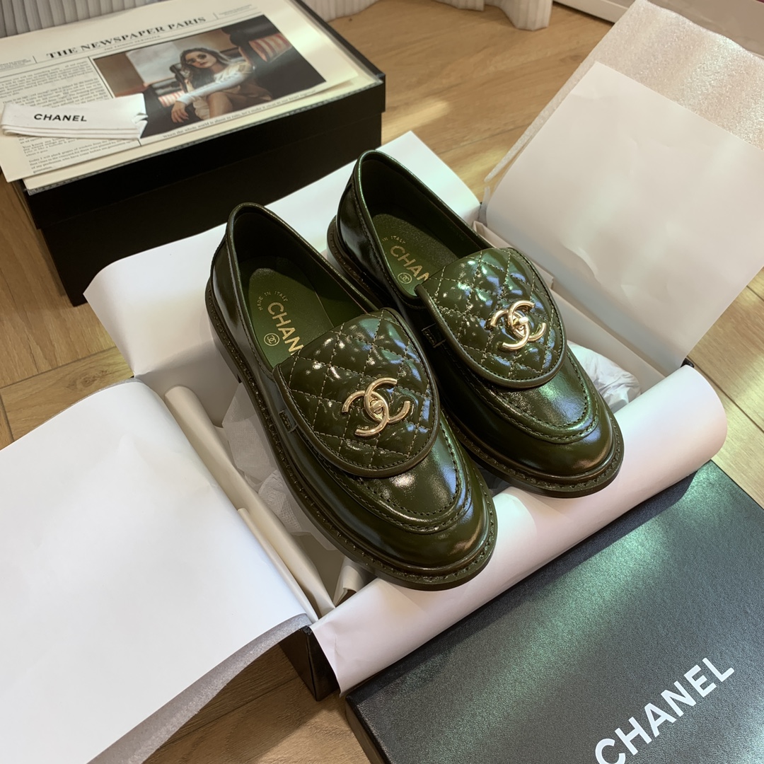P310 
🍀 官网同步高版本更新，CHANEL 香奈儿早春新款顶级秋鞋单鞋系列__________________ 春季香家必备爆款，女神系列，拥有香家特色优雅名媛气质，超级耐看，让人无法抗拒，心动ing…… ▪️鞋面进口牛皮/牛油/漆皮，高级有质感➕原版开模五金大扣➕电绣 ▪️内里垫脚进口小羊皮，柔软舒适性高 ▪️原模开版，意大利真皮大底🇮🇹 ▪️码数:34-42(34 40 41 42定做不退不换)
多色可选，也可以来图下单

