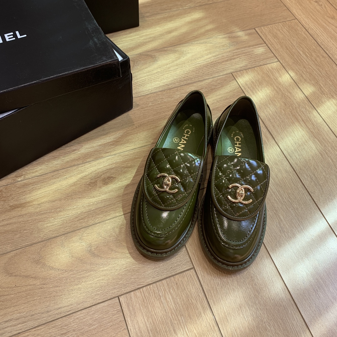 P310 
🍀 官网同步高版本更新，CHANEL 香奈儿早春新款顶级秋鞋单鞋系列__________________ 春季香家必备爆款，女神系列，拥有香家特色优雅名媛气质，超级耐看，让人无法抗拒，心动ing…… ▪️鞋面进口牛皮/牛油/漆皮，高级有质感➕原版开模五金大扣➕电绣 ▪️内里垫脚进口小羊皮，柔软舒适性高 ▪️原模开版，意大利真皮大底🇮🇹 ▪️码数:34-42(34 40 41 42定做不退不换)
多色可选，也可以来图下单

