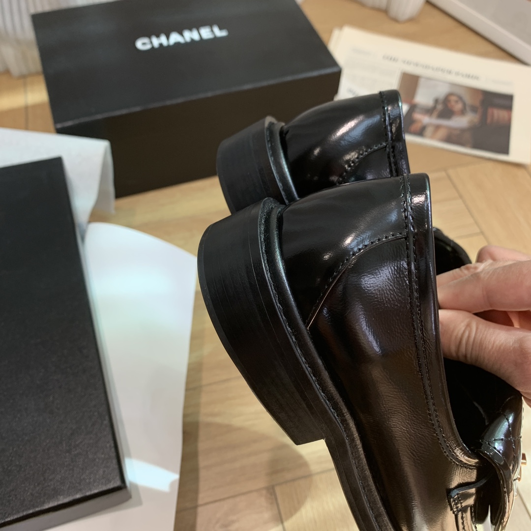 P310 
🍀 官网同步高版本更新，CHANEL 香奈儿早春新款顶级秋鞋单鞋系列__________________ 春季香家必备爆款，女神系列，拥有香家特色优雅名媛气质，超级耐看，让人无法抗拒，心动ing…… ▪️鞋面进口牛皮/牛油/漆皮，高级有质感➕原版开模五金大扣➕电绣 ▪️内里垫脚进口小羊皮，柔软舒适性高 ▪️原模开版，意大利真皮大底🇮🇹 ▪️码数:34-42(34 40 41 42定做不退不换)
多色可选，也可以来图下单

