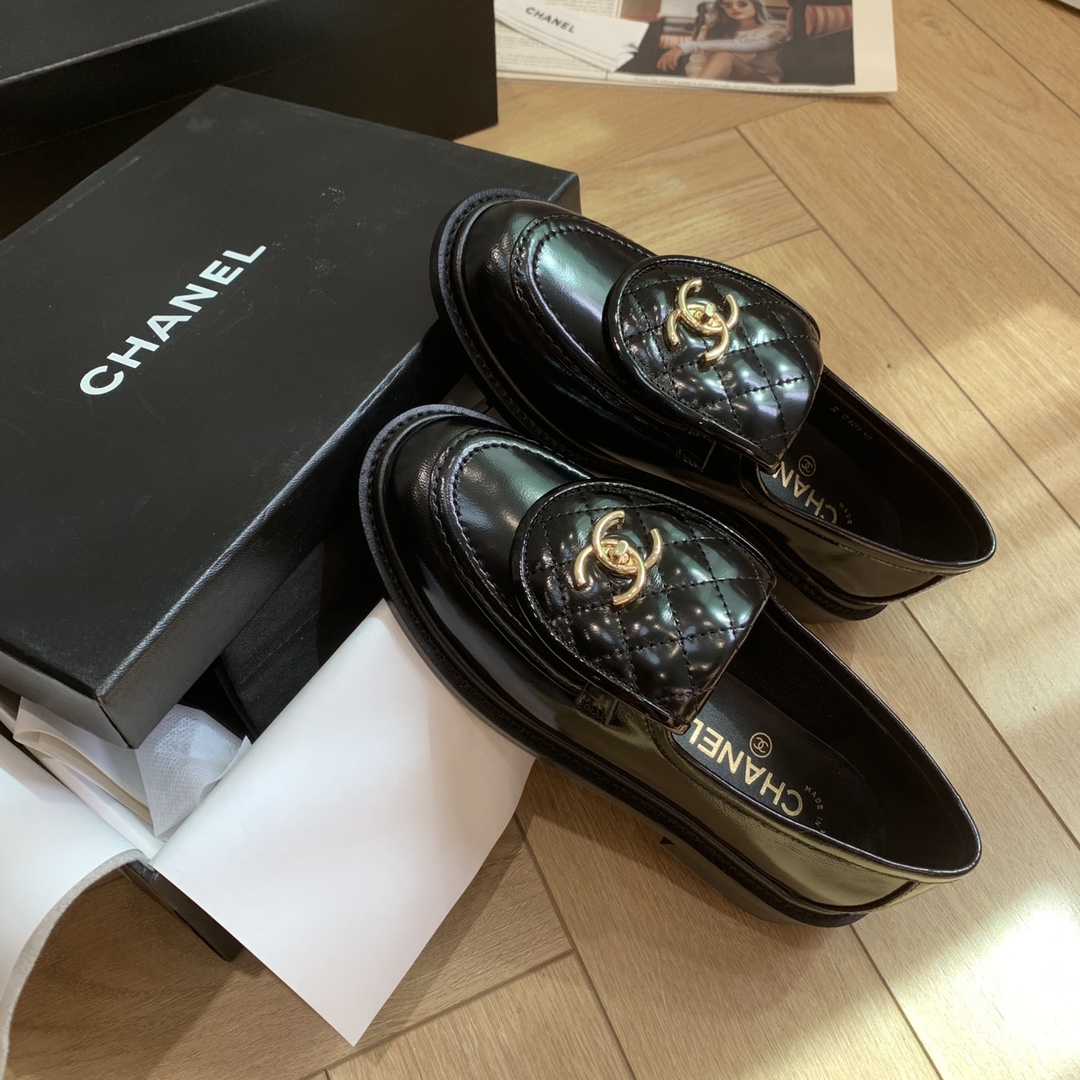 P310 
🍀 官网同步高版本更新，CHANEL 香奈儿早春新款顶级秋鞋单鞋系列__________________ 春季香家必备爆款，女神系列，拥有香家特色优雅名媛气质，超级耐看，让人无法抗拒，心动ing…… ▪️鞋面进口牛皮/牛油/漆皮，高级有质感➕原版开模五金大扣➕电绣 ▪️内里垫脚进口小羊皮，柔软舒适性高 ▪️原模开版，意大利真皮大底🇮🇹 ▪️码数:34-42(34 40 41 42定做不退不换)
多色可选，也可以来图下单

