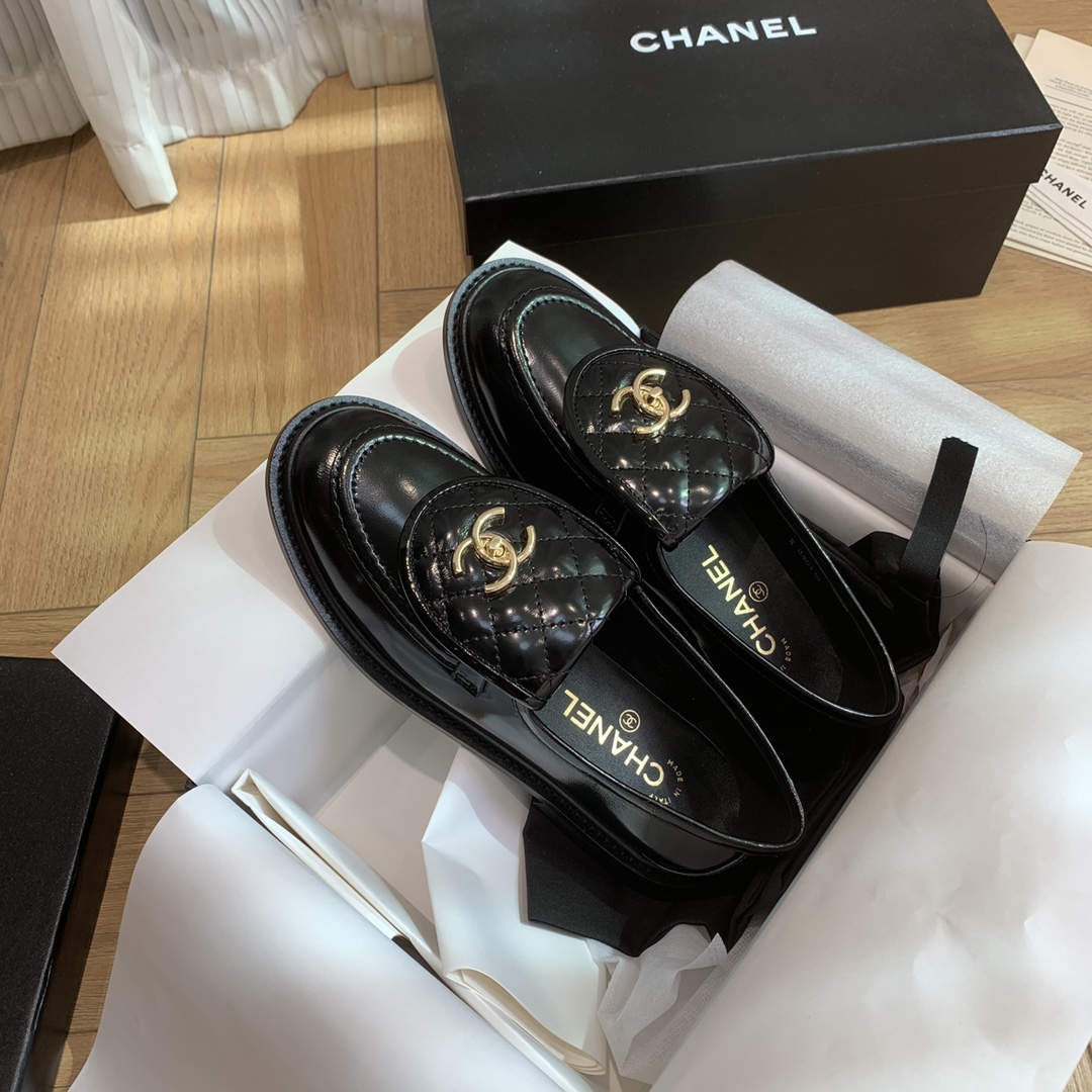 P310 
🍀 官网同步高版本更新，CHANEL 香奈儿早春新款顶级秋鞋单鞋系列__________________ 春季香家必备爆款，女神系列，拥有香家特色优雅名媛气质，超级耐看，让人无法抗拒，心动ing…… ▪️鞋面进口牛皮/牛油/漆皮，高级有质感➕原版开模五金大扣➕电绣 ▪️内里垫脚进口小羊皮，柔软舒适性高 ▪️原模开版，意大利真皮大底🇮🇹 ▪️码数:34-42(34 40 41 42定做不退不换)
多色可选，也可以来图下单

