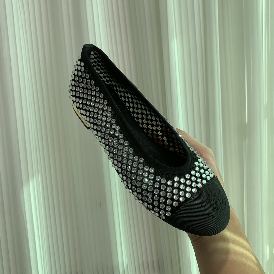 NO:392040,Xiaoxiang Early Autumn Rhinestone Mary Jane Shoes~ Classic design splicing, elegant and outdated. The shoe design is very thin. The foot is very white. Fashionable, elegant, and super temperament! Whether it is matched with jeans or skirts, it is completely held~ The upper is covered with rhinestones, the inner foot pads are all sheepskin. Imported leather soles from Italy. Size 35-39 (customized for 40/41), single shoes, mary jane, skirts, jeans, sheepskin, Leather soles19860909小香早秋水钻玛丽珍鞋～ 经典设计拼接 优雅而不过时 鞋型的设计非常显脚瘦 上脚非常显白 时尚,优雅, 超显气质! 无论是搭配牛仔裤还是半裙 完全hold得住~ 鞋面嵌满水钻 内里垫脚均为羊皮 意大利进口真皮大底 码数35-39（40/41定做）,单鞋,mary jane,skirts,jeans,sheepskin,Leather soles,Women's Shoes