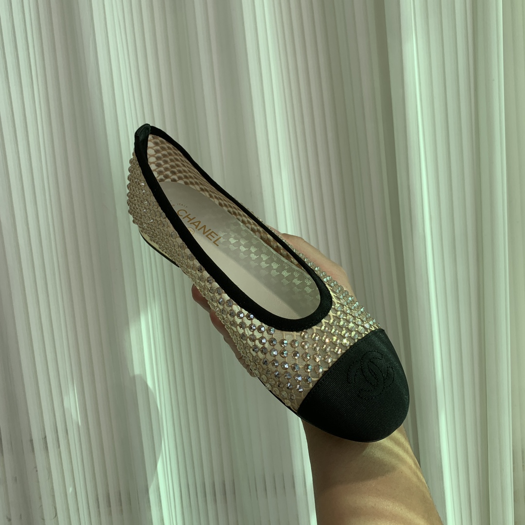 NO:392047,Xiaoxiang Early Autumn Rhinestone Mary Jane Shoes~ Classic design splicing, elegant and outdated. The shoe design is very thin. The foot is very white. Fashionable, elegant, and super temperament! Whether it is matched with jeans or skirts, it is completely held~ The upper is covered with rhinestones, the inner foot pads are all sheepskin. Imported leather soles from Italy. Size 35-39 (customized for 40/41), single shoes, mary jane, skirts, jeans, sheepskin, Leather soles19860909小香早秋水钻玛丽珍鞋～ 经典设计拼接 优雅而不过时 鞋型的设计非常显脚瘦 上脚非常显白 时尚,优雅, 超显气质! 无论是搭配牛仔裤还是半裙 完全hold得住~ 鞋面嵌满水钻 内里垫脚均为羊皮 意大利进口真皮大底 码数35-39（40/41定做）,单鞋,mary jane,skirts,jeans,sheepskin,Leather soles,Women's Shoes