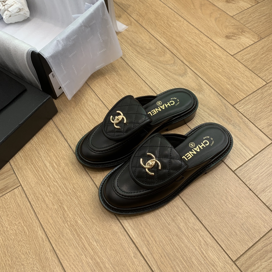 NO:438077,The official website simultaneously updated the high version, CHANEL Chanel's new early spring top autumn shoes slipper series_______________________________ Spring and Autumn Xiangjia must-have hot products, goddess series, with the elegant and famous temperament of Xiangjia, super durable, irresistible, heart-wrenching... Imported cowhide/butter/paper leather upper, high textured original mold opening hardware large buckle electric embroidery inner foot pad imported lambskin, high softness and comfort Original mold opening, Italian leather outsole Size: 34-42 (34 40 41 42 Customized, no return or replacement) Multi-color selection, you can also place an order in the picture, loafers, chanel, chanel, chanel, loafers, slippers, cowhide, sheepskin, Leather soles19860909官网同步高版本更新,CHANEL 香奈儿早春新款顶级秋鞋拖鞋系列__________________ 春秋季香家必备爆款,女神系列,拥有香家特色优雅名媛气质,超级耐看,让人无法抗拒,心动ing…… 鞋面进口牛皮/牛油/漆皮,高级有质感原版开模五金大扣电绣 内里垫脚进口小羊皮,柔软舒适性高 原模开版,意大利真皮大底 码数:34-42(34 40 41 42定做不退不换) 多色可选,也可以来图下单,乐福鞋,chanel,chanel,chanel,loafers,slippers,cowhide,sheepskin,Leather soles,Women's Shoes