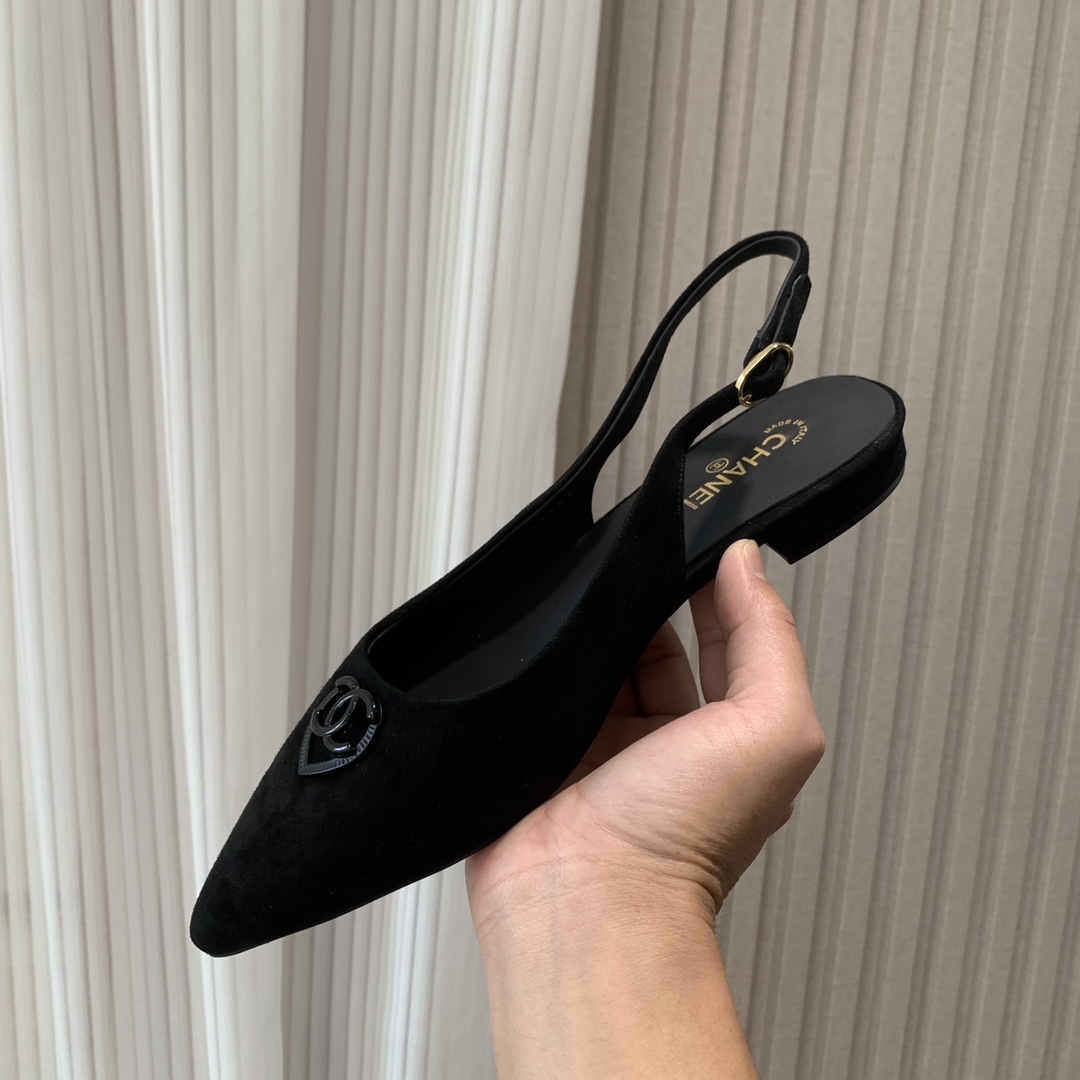 NO:247034,CHANE*｜Xiaoxiang 25P new product, Milan show, Marie Jane shoes, the most beautiful Marie Jane shoes of the year, irresistible high-end and elegant! Whether it is paired with jeans and pleated skirts or worn on more formal occasions. The autumn and winter socks are also invincible!  This Mary Jane shoes have a lady-like temperament, and the pointed toes are more feminine!  The upper is made of original custom leather. The inner footrest is mixed-bred sheepskin. Italian A-grade leather outsole. Size35-39 (customized by 40/41), sandals, chanel, sandals, mary jane, skirts, jeans, sheepskin, Leather soles, socks19860909CHANE*｜小香25P新品 米兰走秀玛丽珍鞋 本年度最美玛丽珍鞋 无法抗拒的高级与优雅! 无论是搭配牛仔裤百褶裙 还是穿去较正式场合都可以的. 秋冬配袜子也都是无敌美！ 这款玛丽珍鞋自带大小姐风气质 满满尖头更显女人味哦！ 鞋面采用原版定制皮料 内里垫脚是混种羊皮 意大利A级真皮大底 Size35-39（40/41定制）,凉鞋,chanel,sandals,mary jane,skirts,jeans,sheepskin,Leather soles,socks,Women's Shoes