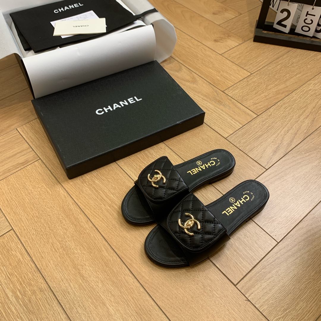 NO:247003,High-version Chane* Xiaoxiang C Home 2025 S New early autumn model Xiaoxiang Home's most popular flip-flops this year. It's hard to find a counter. Round toe design, cute and cute. It's a sweet girl when worn. It's really special and fashionable. The smooth shoe shape is full of high-end feeling. At this moment, I've made up countless outfits. Customized sheepskin on the upper, imported Australian sheepskin on the inner footsteps. Soles of Italian genuine leather soles. Size: 35-39 (40 41 custom made without return and exchange!), slippers, chanel, chanel, slippers, sheepskin19860909高版本chane*小香C家2025 S 早秋新款 小香家今年最火的一字拖 专柜根本一鞋难求 圆头设计 呆萌可爱 穿起来就是甜美女孩 真的特别又时尚 流畅的鞋型满满的高级感  此刻脑补无数个穿搭 鞋面定制羊皮 内里垫脚进口澳洲羊皮 鞋底意大利真皮底 Size:35-39(40 41定做不退换！）,拖鞋,chanel,chanel,slippers,sheepskin,Women's Shoes