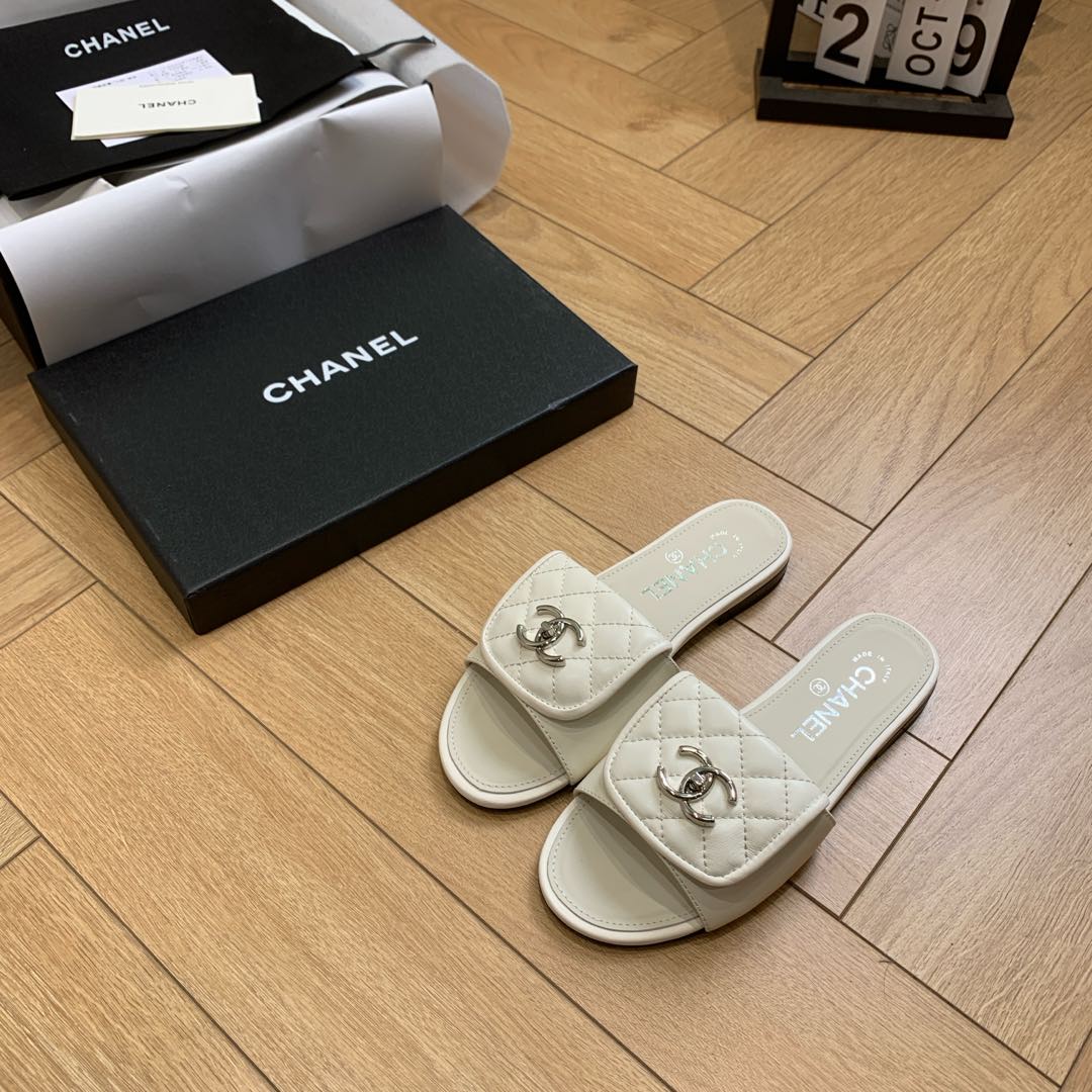 NO:247006,High-version Chane* Xiaoxiang C Home 2025 S New early autumn model Xiaoxiang Home's most popular flip-flops this year. It's hard to find a counter. Round toe design, cute and cute. It's a sweet girl when worn. It's really special and fashionable. The smooth shoe shape is full of high-end feeling. At this moment, I've made up countless outfits. Customized sheepskin on the upper, imported Australian sheepskin on the inner footsteps. Soles of Italian genuine leather soles. Size: 35-39 (40 41 custom made without return and exchange!), slippers, chanel, chanel, slippers, sheepskin19860909高版本chane*小香C家2025 S 早秋新款 小香家今年最火的一字拖 专柜根本一鞋难求 圆头设计 呆萌可爱 穿起来就是甜美女孩 真的特别又时尚 流畅的鞋型满满的高级感  此刻脑补无数个穿搭 鞋面定制羊皮 内里垫脚进口澳洲羊皮 鞋底意大利真皮底 Size:35-39(40 41定做不退换！）,拖鞋,chanel,chanel,slippers,sheepskin,Women's Shoes