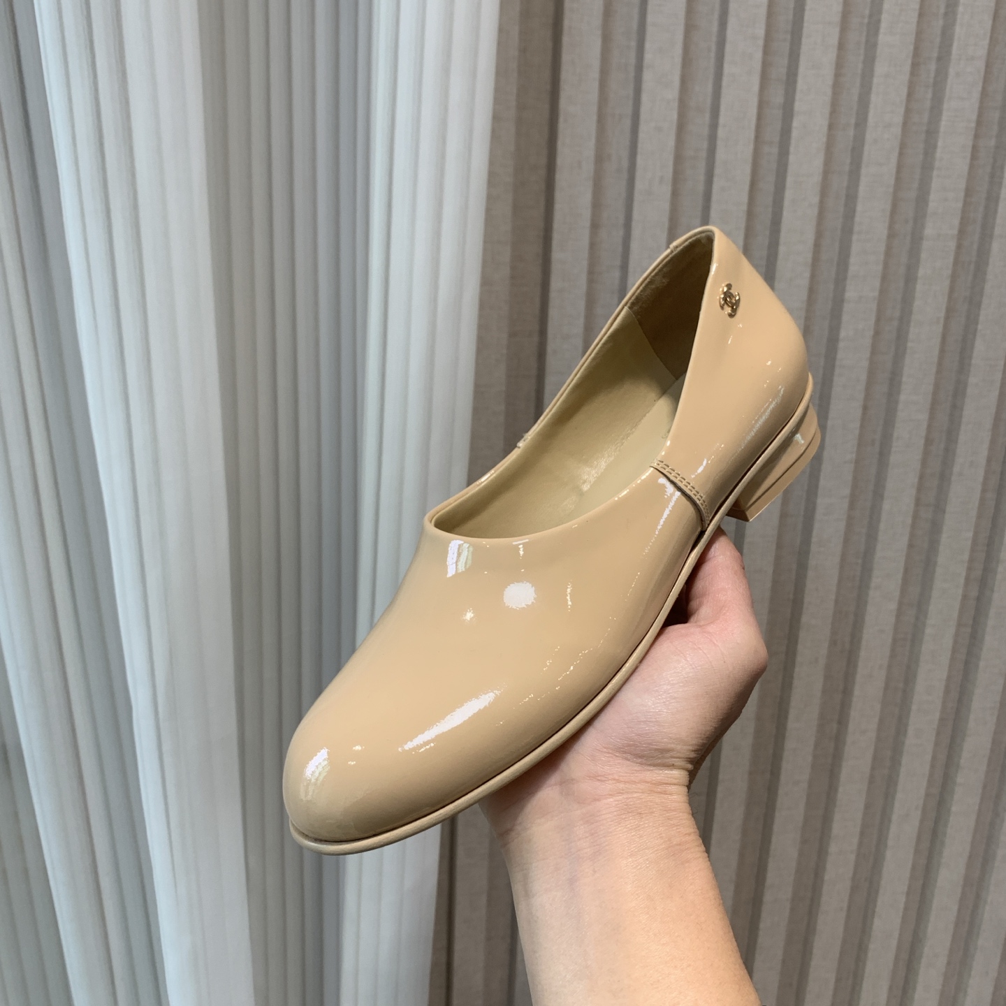 NO:229523,| Xiaoxiang 2025 Mary Zhen single shoe series 2025 spring and summer new Xiaoxiang Mary Zhen single shoe series is available. The most outstanding person in the fashion circle. The matching will interpret the meticulous, minimalist, and never faded classic elements. Show the unique style of dressing so beautiful that there is nothing to say. Must-in-class style in summer... Upper patent leather inner sheepskin Outsole genuine leather sole Shoe size: 35-41 (40 and 41 customization without return and exchange), Mary Zhen, mary jane, sheepskin19860909| 小香2025玛丽珍单鞋系列   2025春夏新品小香玛丽珍单鞋系列上新 时尚圈的绝绝子 搭配将演绎着细致 极简 永不褪去的经典元素 展现与众不同的穿搭风格美到无话可说 夏季必入款…… 鞋面漆皮 内里羊皮 大底真皮底 鞋码: 35-41（40、41定制不退换）,玛丽珍,mary jane,sheepskin,Women's Shoes