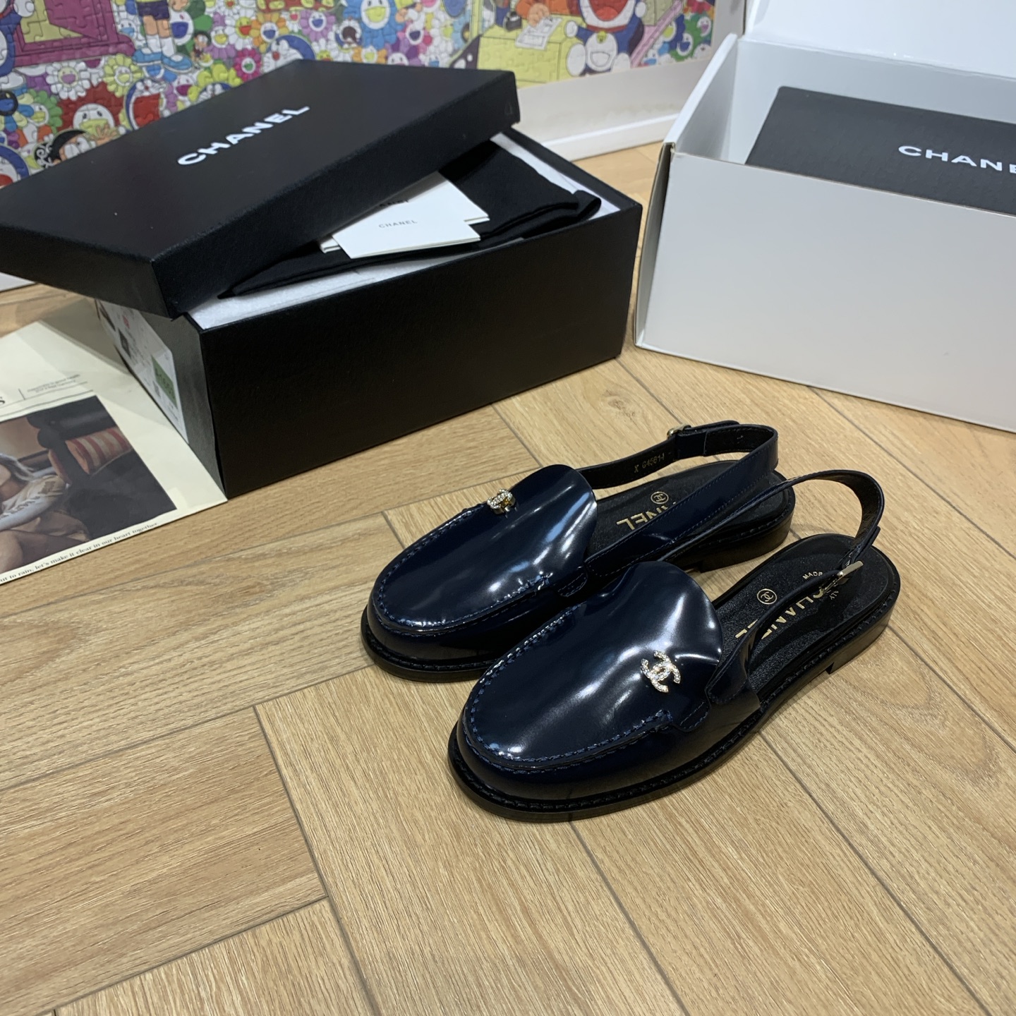 NO:262162,The early spring series is launched in a new fashion, and this season's ch*nel family hits!  I really love it at first sight, the classic perfect match!  It's really unique, the shiny diamond buckle is the biggest highlight of this shoe. It's eye-catching but not exaggerated, super cool everyday, it's super versatile, no matter it is paired with pants, sweatshirts or skirts. It looks good no matter how you wear it. The more you look at it, the more you like it! 1 cowhide upper 2 sheepskin inner 3 boutique packaging 4 large sole original leather outsole 5 sizes: 35-39 (40 41 customized), sandals, louis vuitton, sandals, hoodie, sweatshirts, skirts, cowhide, sheepskin, Leather soles19860909早春系列火爆上新,这一季ch*nel家小爆款！真的一眼爱了,经典完美搭配！ 真的超级有个性,闪亮的钻扣,是这款鞋子最大的亮点,醒目而不浮夸的设计,超日常超酷,无论搭配裤子卫衣或裙子都超级百搭,怎么穿都好看,越看越喜欢! 1鞋面牛皮 2内里羊皮 3精品包装 4大底原版真皮大底 5码数:35-39（40 41订做）,凉鞋,louis vuitton,sandals,hoodie,sweatshirts,skirts,cowhide,sheepskin,Leather soles,Women's Shoes