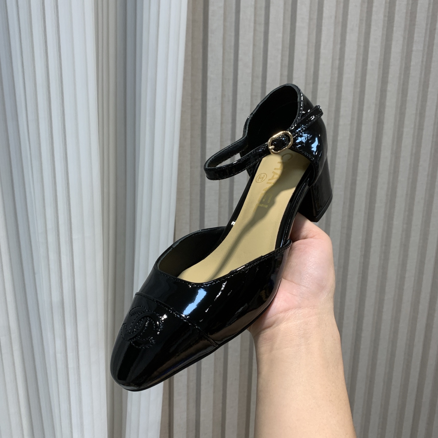 NO:248207,-【*】 -【-】40 41 42 can be customized - Top-grade goods [Cha*el slingback] 2025B Xiaoxiang C home 100 years classic model Early autumn new color hollow sandals Rhinestone single shoes Woolen women's shoes Classic hollow color combination Thick-heeled sandals Rhinestone woolen stripes Series Fresh and bright color matching makes this spring more colorful, undoubtedly the most eye-catching scenery among the crowd Xiaoxiang C home new color three-dimensional imprinted sandals Electric embroidered bag-toe flat-heeled sandals The counter has immortal sales king for N years, and the foot is very slim and slender. Upper patent leather Customized original sheepskin sole Italian leather outsole Heel height 4.5cm Size 35-39 (40 41 42 can be determined), sandals, chanel, sandals, sheepskin, Leather  soles19860909-【*】 -【-】40 41 42可定做 -顶级货【Cha*el slingback】2025B 小香C家万年经典款 早秋新色中空凉鞋 水钻单鞋 毛呢女鞋 经典中空拼色 粗跟凉鞋 水钻 毛呢 条纹系列 清新亮眼的配色让这个春天更加丰富多彩 无疑于人群中最亮眼的一道风景线 小香C家新色立体压印凉鞋 电绣包头平跟凉鞋 专柜N年永垂不朽的销量王,上脚非常显瘦显细长. 鞋面漆皮 内里定制原版羊皮 鞋底意大利真皮大底 跟高4.5cm 码数35-39码（40 41 42可定),凉鞋,chanel,sandals,sheepskin,Leather soles,Women's Shoes