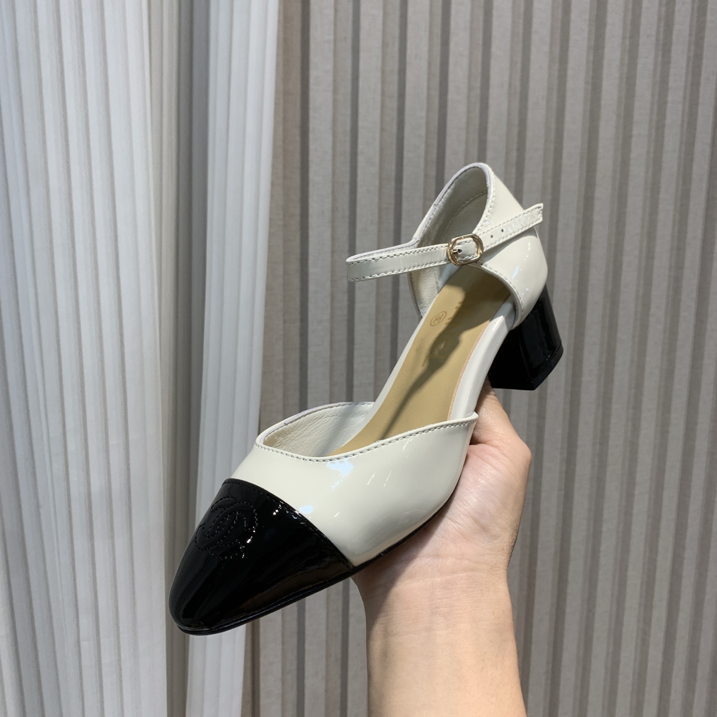 NO:248202,-【*】 -【-】40 41 42 can be customized - Top-grade goods [Cha*el slingback] 2025B Xiaoxiang C home 100 years classic model Early autumn new color hollow sandals Rhinestone single shoes Woolen women's shoes Classic hollow color combination Thick-heeled sandals Rhinestone woolen stripes Series Fresh and bright color matching makes this spring more colorful, undoubtedly the most eye-catching scenery among the crowd Xiaoxiang C home new color three-dimensional imprinted sandals Electric embroidered bag-toe flat-heeled sandals The counter has immortal sales king for N years, and the foot is very slim and slender. Upper patent leather Customized original sheepskin sole Italian leather outsole Heel height 4.5cm Size 35-39 (40 41 42 can be determined), sandals, chanel, sandals, sheepskin, Leather  soles19860909-【*】 -【-】40 41 42可定做 -顶级货【Cha*el slingback】2025B 小香C家万年经典款 早秋新色中空凉鞋 水钻单鞋 毛呢女鞋 经典中空拼色 粗跟凉鞋 水钻 毛呢 条纹系列 清新亮眼的配色让这个春天更加丰富多彩 无疑于人群中最亮眼的一道风景线 小香C家新色立体压印凉鞋 电绣包头平跟凉鞋 专柜N年永垂不朽的销量王,上脚非常显瘦显细长. 鞋面漆皮 内里定制原版羊皮 鞋底意大利真皮大底 跟高4.5cm 码数35-39码（40 41 42可定),凉鞋,chanel,sandals,sheepskin,Leather soles,Women's Shoes