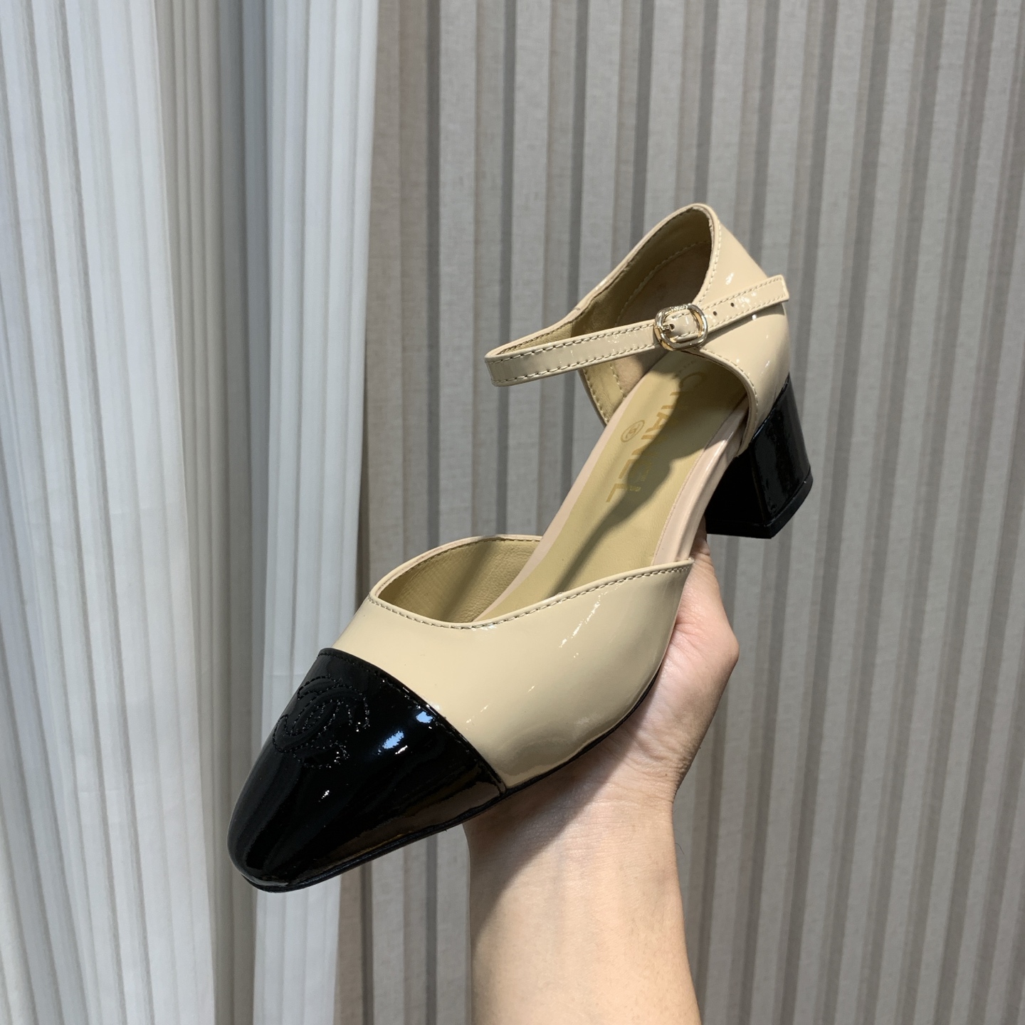 NO:248212,-【*】 -【-】40 41 42 can be customized - Top-grade goods [Cha*el slingback] 2025B Xiaoxiang C home 100 years classic model Early autumn new color hollow sandals Rhinestone single shoes Woolen women's shoes Classic hollow color combination Thick-heeled sandals Rhinestone woolen stripes Series Fresh and bright color matching makes this spring more colorful, undoubtedly the most eye-catching scenery among the crowd Xiaoxiang C home new color three-dimensional imprinted sandals Electric embroidered bag-toe flat-heeled sandals The counter has immortal sales king for N years, and the foot is very slim and slender. Upper patent leather Customized original sheepskin sole Italian leather outsole Heel height 4.5cm Size 35-39 (40 41 42 can be determined), sandals, chanel, sandals, sheepskin, Leather  soles19860909-【*】 -【-】40 41 42可定做 -顶级货【Cha*el slingback】2025B 小香C家万年经典款 早秋新色中空凉鞋 水钻单鞋 毛呢女鞋 经典中空拼色 粗跟凉鞋 水钻 毛呢 条纹系列 清新亮眼的配色让这个春天更加丰富多彩 无疑于人群中最亮眼的一道风景线 小香C家新色立体压印凉鞋 电绣包头平跟凉鞋 专柜N年永垂不朽的销量王,上脚非常显瘦显细长. 鞋面漆皮 内里定制原版羊皮 鞋底意大利真皮大底 跟高4.5cm 码数35-39码（40 41 42可定),凉鞋,chanel,sandals,sheepskin,Leather soles,Women's Shoes