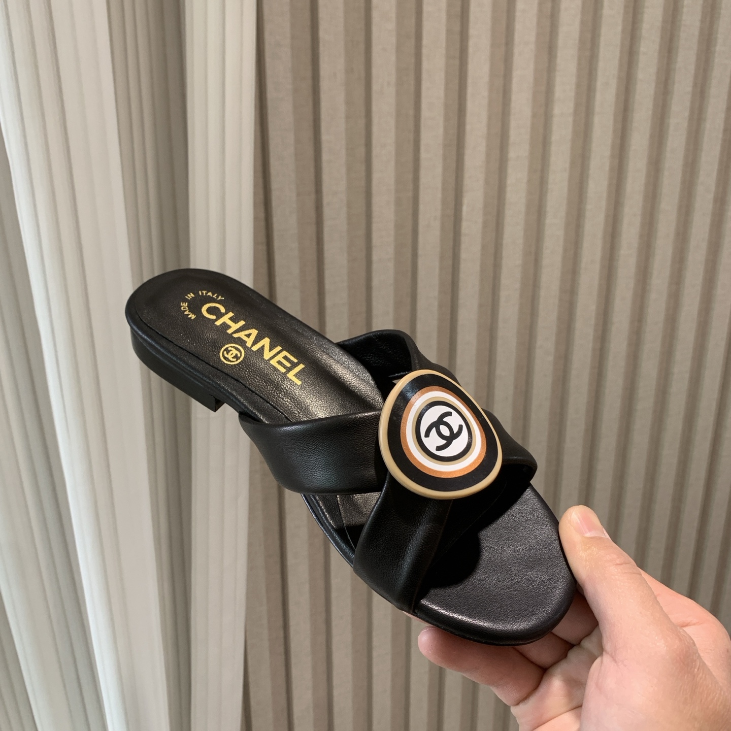 NO:232219,2025 spring and summer new sandals, top quality sandals, one of the must-have classics every year!  Xiaoxiang’s different designs and buckles are matched with designs. The round logo design further highlights the texture and taste~ All materials are customized according to the original version!  Imported sheepskin upper inner sheepskin outsole original genuine leather outsole size 35-41 (40 41 custom made without return or replacement), slippers, sandals, slippers, sheepskin, Leather soles198609092025春夏新款凉拖鞋 凉鞋顶级专柜品质 每年必入的经典款之一！小香不同设计扣饰搭配设计 圆圆logo设计,更加彰显质感和品味～所有材质都根据原版定制！ 鞋面进口羊皮 内里羊皮 大底原版真皮大底 码数35-41(40 41定做不退不换),拖鞋,sandals,slippers,sheepskin,Leather soles,Women's Shoes