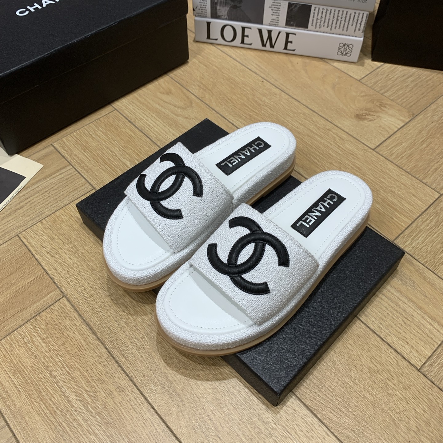 Chanel 2025 Spring/Summer White Tweed CC Logo Platform Slide Sandals
