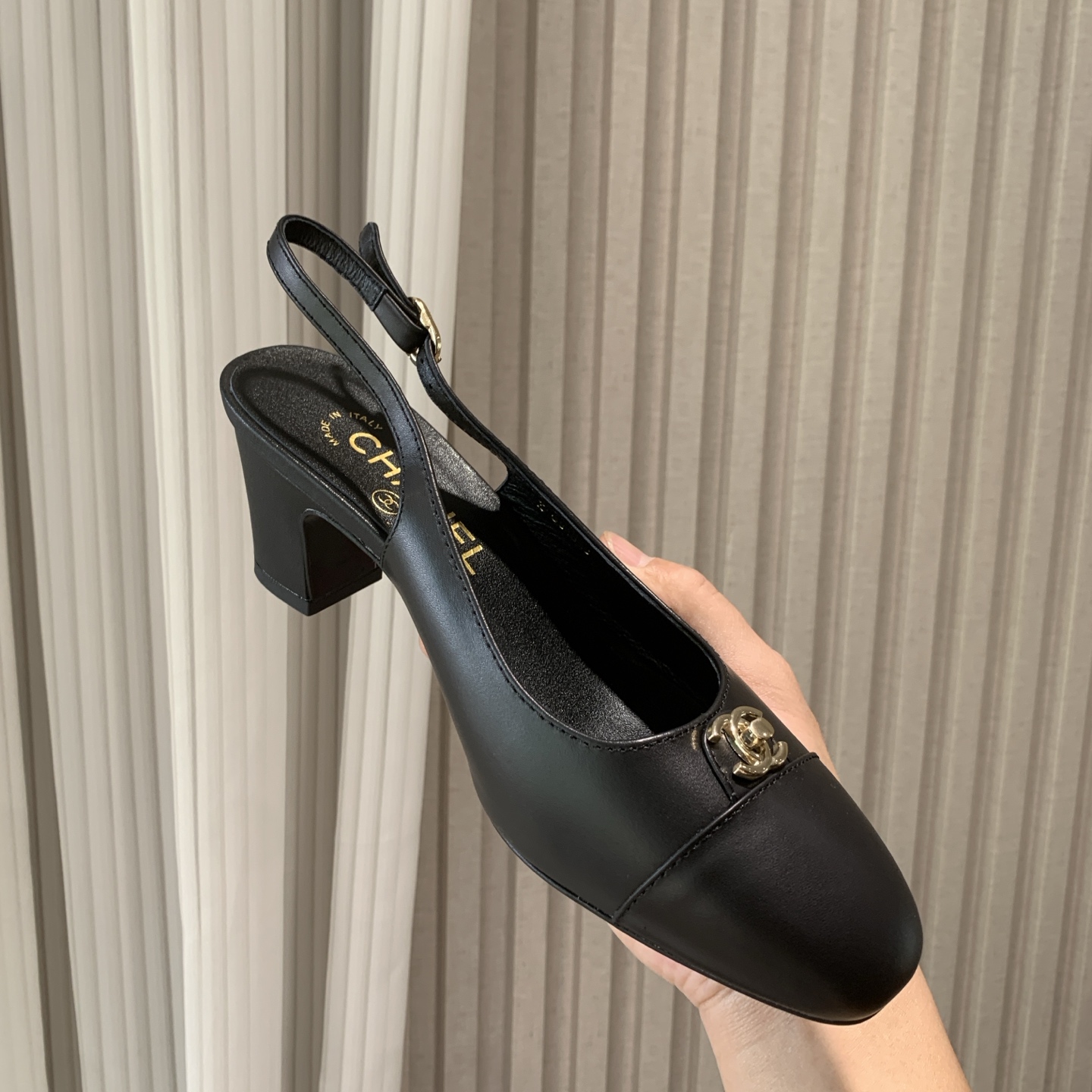 NO:247028,2025B Xiaoxiang C home new classic model spring and summer new empty sandals rhinestone single shoes woolen women's shoes classic hollow color combination thick-heeled sandals rhinestone woolen stripes series fresh and bright color matching makes this spring more colorful, undoubtedly the most eye-catching scenery among the crowd Xiaoxiang C home new three-dimensional imprinted sandals electric embroidered bag-toe flat-heeled sandals The counter has immortal sales king for N years, and the foot is very slim and slender. Upper cowhide/butter/sheep pendant custom original sheepskin sole Italian leather outsole heel plateau version height 6cm size 35-39 (40 41 custom made), sandals, chanel, sandals, cowhide, sheepskin, sheep, Leather soles198609092025B 小香C家万年经典款 春夏新款后空凉鞋 水钻单鞋 毛呢女鞋 经典中空拼色 粗跟凉鞋 水钻 毛呢 条纹系列 清新亮眼的配色让这个春天更加丰富多彩 无疑于人群中最亮眼的一道风景线 小香C家新色立体压印凉鞋 电绣包头平跟凉鞋 专柜N年永垂不朽的销量王,上脚非常显瘦显细长. 鞋面牛皮/牛油/羊猄 内里定制原版羊皮 鞋底意大利真皮大底 跟高原版高度 6cm 码数35-39码（40 41定做),凉鞋,chanel,sandals,cowhide,sheepskin,sheep,Leather soles,Women's Shoes