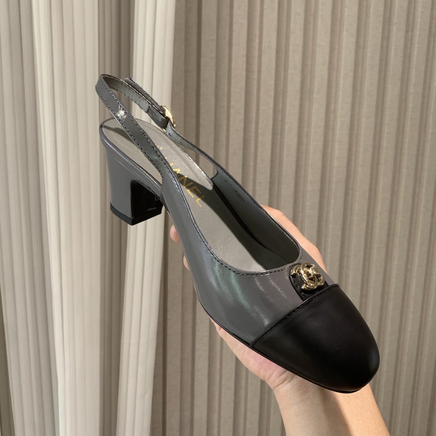 NO:247031,2025B Xiaoxiang C home new classic model spring and summer new empty sandals rhinestone single shoes woolen women's shoes classic hollow color combination thick-heeled sandals rhinestone woolen stripes series fresh and bright color matching makes this spring more colorful, undoubtedly the most eye-catching scenery among the crowd Xiaoxiang C home new three-dimensional imprinted sandals electric embroidered bag-toe flat-heeled sandals The counter has immortal sales king for N years, and the foot is very slim and slender. Upper cowhide/butter/sheep pendant custom original sheepskin sole Italian leather outsole heel plateau version height 6cm size 35-39 (40 41 custom made), sandals, chanel, sandals, cowhide, sheepskin, sheep, Leather soles198609092025B 小香C家万年经典款 春夏新款后空凉鞋 水钻单鞋 毛呢女鞋 经典中空拼色 粗跟凉鞋 水钻 毛呢 条纹系列 清新亮眼的配色让这个春天更加丰富多彩 无疑于人群中最亮眼的一道风景线 小香C家新色立体压印凉鞋 电绣包头平跟凉鞋 专柜N年永垂不朽的销量王,上脚非常显瘦显细长. 鞋面牛皮/牛油/羊猄 内里定制原版羊皮 鞋底意大利真皮大底 跟高原版高度 6cm 码数35-39码（40 41定做),凉鞋,chanel,sandals,cowhide,sheepskin,sheep,Leather soles,Women's Shoes