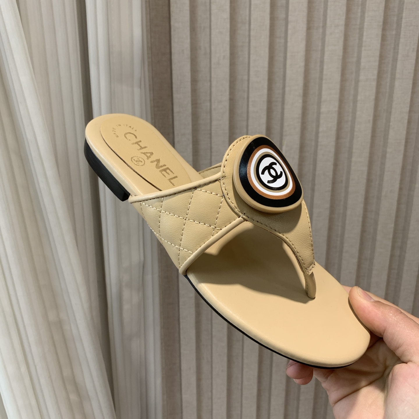 NO:248180,CHANE*｜Xiaoxiang 25P spring and summer new product, double C flat slippers, summer flip flops inexplicably make people feel free. The double C logo is elegant and classy, ​​it looks so beautiful. It looks super delicate and white!  The upper is made of original custom material, the inner lining is imported sheepskin, Italy imported cowhide outsole zesi35-39 (customized on 40/41), split-toed shoes, chanel, slippers, cowhide, sheepskin19860909CHANE*｜小香25P春夏新品 双C平底拖鞋 夏天的人字拖莫名让人感到自由 双C大logo大气上档次 也太好看了吧 上脚超秀气显白！ 鞋面采用原版定制材质 内里采用进口羊皮 意大利进口牛皮大底 zesi35-39（40/41定制）,分趾鞋,chanel,slippers,cowhide,sheepskin,Women's Shoes