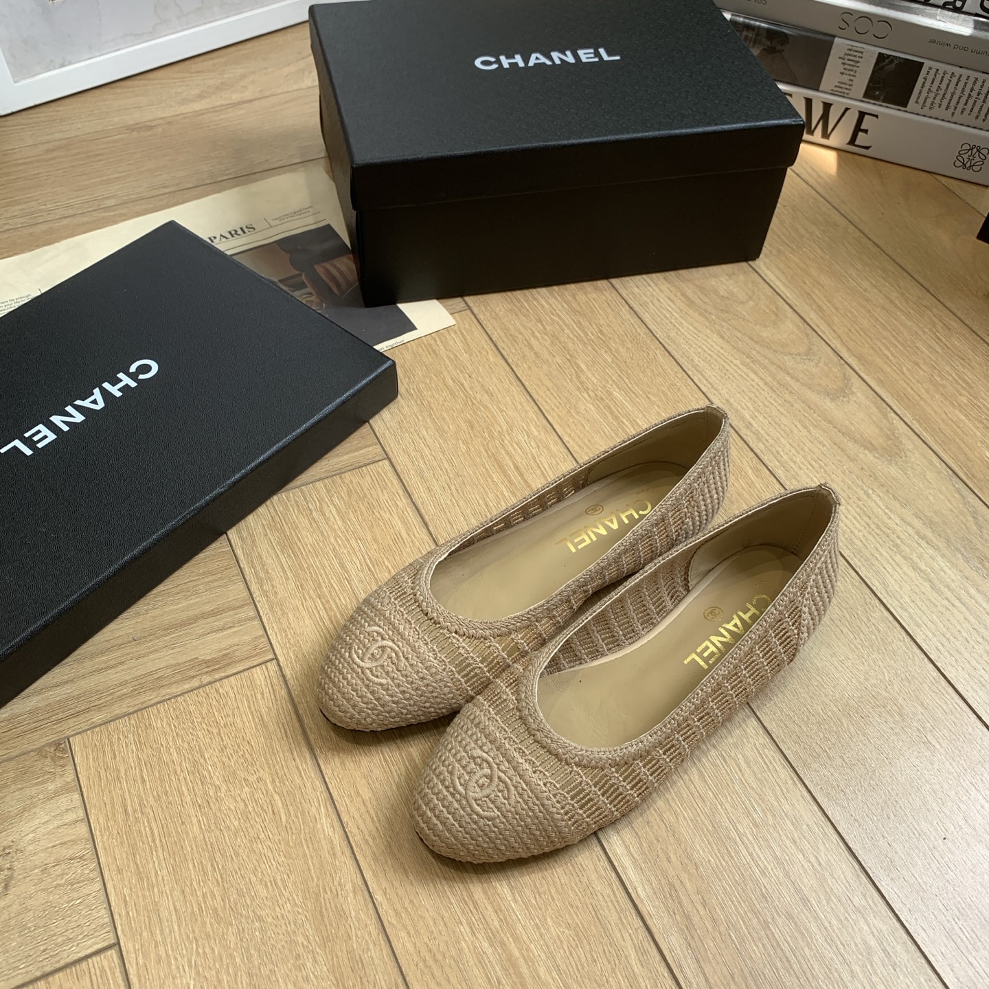 NO:254409,chane* Xiaoxiang C home 25p woven single shoes A pair of Rafia woven ballet shoes with closed eyes is out of stock when it is launched. The shoe shape is simple, classic and practical. Various styles can be used as the finishing touch. The moment you see the real thing, babies will know how excellent it is. A thousand-year-old classic style, a flat-soled single shoes that are popular every year. Celebrities can be photographed everywhere on the foot. Simple color matching, delicate small round toe, an absolute versatile tool. Original customization of fabrics. Floor-padded sheepskin. Original craftsmanship. Italian leather sole. Size 35-40 (41 orders, no return or exchange), ballet shoes, chanel, chanel, espadrilles, sheepskin.19860909chane* 小香C家 25p 编织单鞋 一双闭眼入的拉菲草编芭蕾舞鞋 上市就断货 鞋型简单经典实穿 各种风格搭配都能起到点睛之笔 看到实物的那一刻 宝宝们就知道它有多优秀了 万年经典款,年年都火爆的平底小单鞋 明星网红上脚街拍随处可见,简约的拼色搭配,秀气的小圆头,绝对的百搭利器 面料原版定制编制 垫脚羊皮 大底原版工艺意大利真皮底 码数35-40（41定订不退换),芭蕾舞鞋,chanel,chanel,espadrilles,sheepskin,Women's Shoes