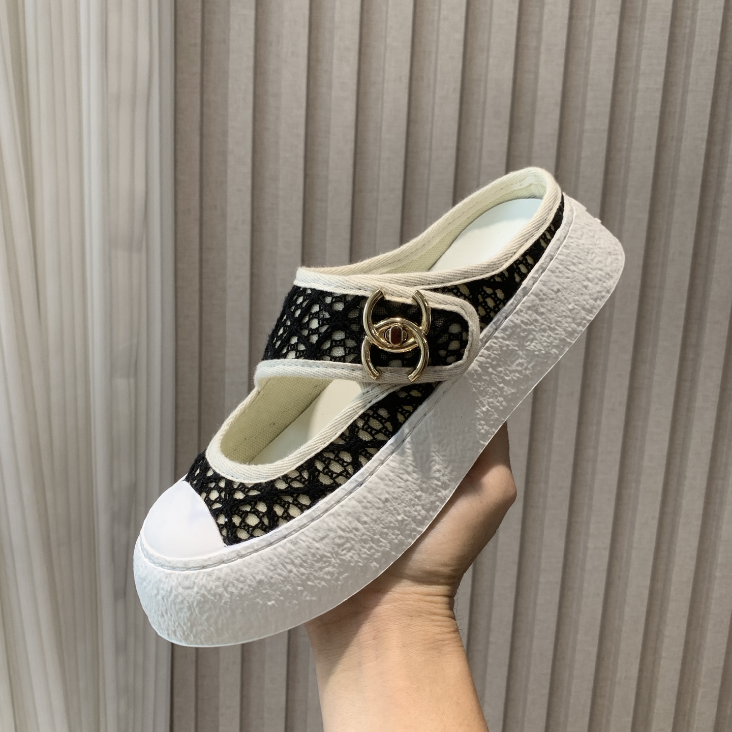 NO:254427,Chanel 24P Xiaoxiang's latest hits, big toe shoes, doll shoes, casual sports shoes, small white shoes, loafers Xiaoxiang's cool and cute toe shoes, plus lace matching, is eye-catching, the high-end feeling in casualness is overwhelming, the classic design and metal round buckle are particularly eye-catching, flat-soled design, unusual comfort, daily matching, street-going, essential artifacts for cool dressing up Fabric: original custom lace   special materials Inside: original brie foot pad sheepskin original open mold-open anti-slip tpu sole, bottom thickness 3.5CM Size: 35-41 (40 41 custom made), semi-torque, chanel, chanel, loafers, sneakers, sheepskin19860909Chanel香奈儿24P 小香最新爆款 大头鞋 娃娃鞋 休闲 运动鞋 小白鞋 乐福鞋 小香这季大头鞋酷帅呆萌的鞋头加上蕾丝面搭配令人眼前一亮 休闲中的高大上感扑面而来 经典款的设计加上金属圆扣分外抢眼 平底设计 异常舒适 日常搭配 出街 扮酷必备神器 面料: 原版定制蕾丝 特殊材料 内里: 原版布里 垫脚羊皮 鞋底原版开模防滑tpu大底 底厚3.5CM Size: 35-41(40 41定做),半拖,chanel,chanel,loafers,sneakers,sheepskin,Women's Shoes