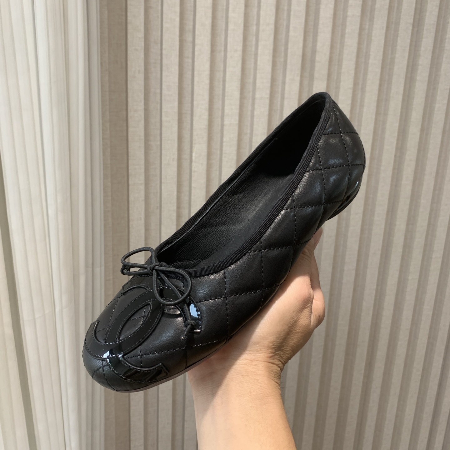 NO:262138,CHANE*｜Xiaoxiang’s classic big pair of C bows, ballet shoes, make a good-looking girl together. When I saw these shoes, I was moved directly. It has both classic and artistic sense. The daily style of going out is as good as you!  The upper is made of imported lambskin, the inner foot pads are all sheepskin, original mold-open custom sole Size35-39 (40/41 custom-made without return or exchange), ballet shoes, chanel, sheepskin19860909CHANE*｜小香经典大双C蝴蝶结 芭蕾舞鞋 一起做个奶乖奶乖的香香女孩呀 看到这双鞋的时候我是直接原地心动 经典与艺术感兼具 日常出街造型随你凹！ 鞋面采用进口小羊皮 内里垫脚均为羊皮 原版开模定制大底 Size35-39（40/41定制不退换),芭蕾舞鞋,chanel,sheepskin,Women's Shoes