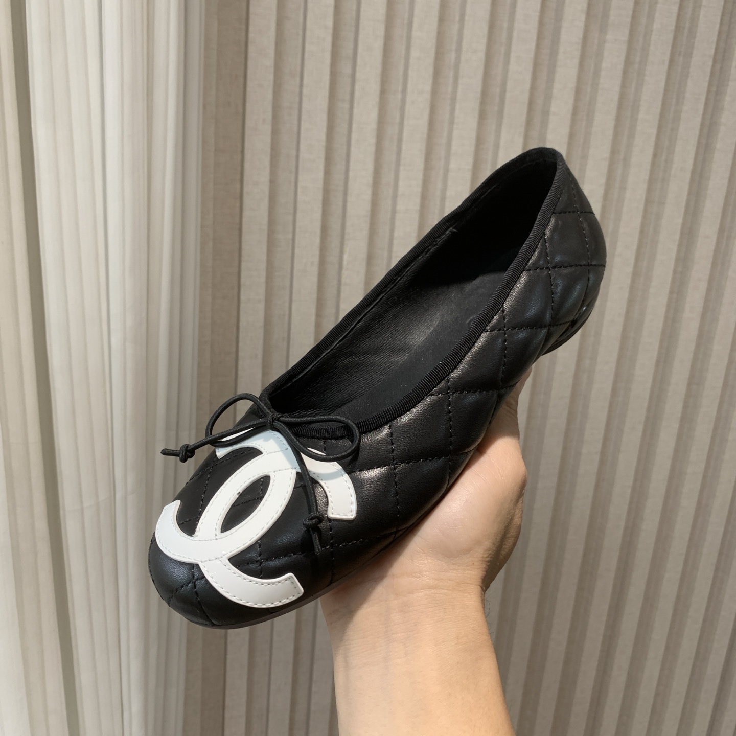 NO:262141,CHANE*｜Xiaoxiang’s classic big pair of C bows, ballet shoes, make a good-looking girl together. When I saw these shoes, I was moved directly. It has both classic and artistic sense. The daily style of going out is as good as you!  The upper is made of imported lambskin, the inner foot pads are all sheepskin, original mold-open custom sole Size35-39 (40/41 custom-made without return or exchange), ballet shoes, chanel, sheepskin19860909CHANE*｜小香经典大双C蝴蝶结 芭蕾舞鞋 一起做个奶乖奶乖的香香女孩呀 看到这双鞋的时候我是直接原地心动 经典与艺术感兼具 日常出街造型随你凹！ 鞋面采用进口小羊皮 内里垫脚均为羊皮 原版开模定制大底 Size35-39（40/41定制不退换),芭蕾舞鞋,chanel,sheepskin,Women's Shoes