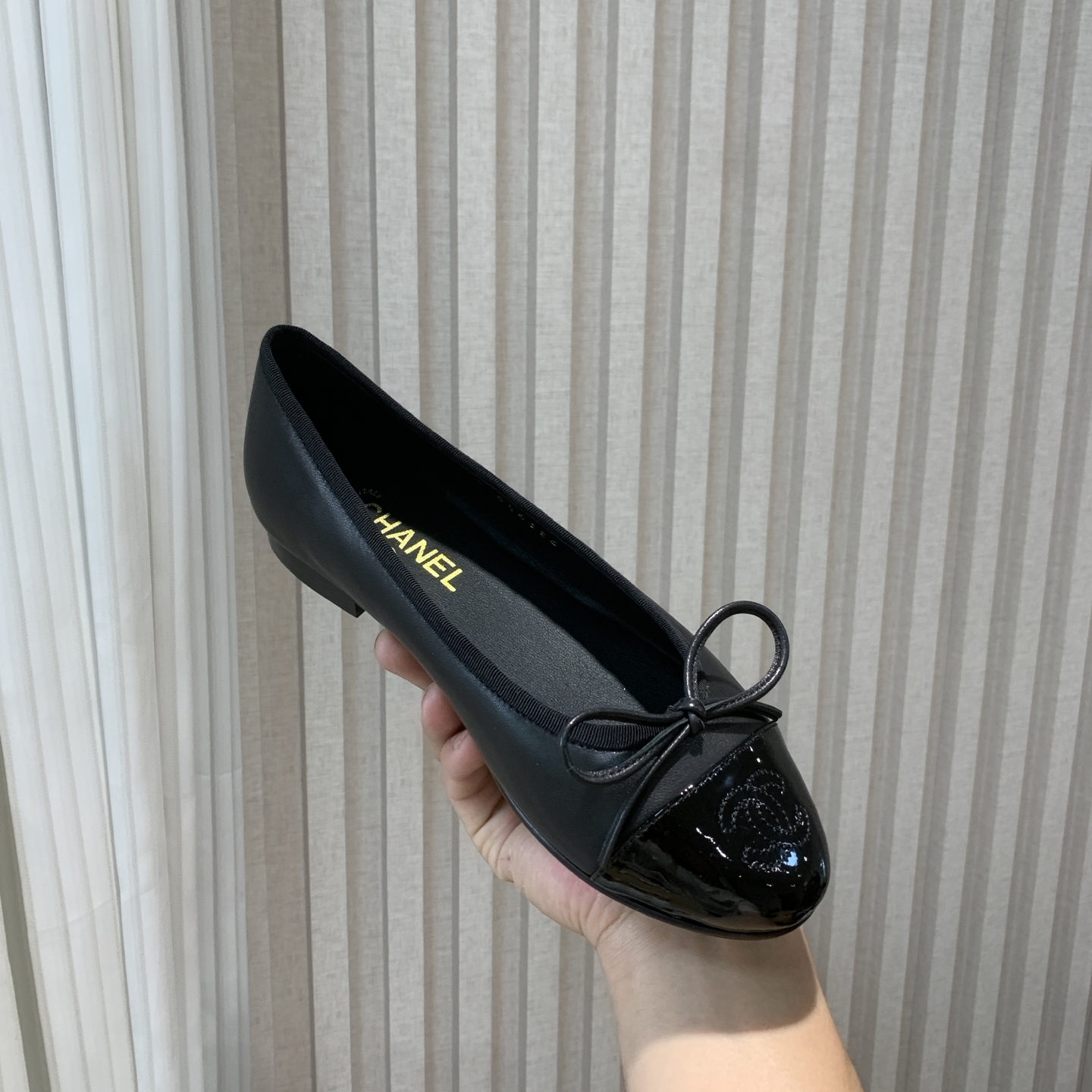 NO:262144,Purchase level, welcome to compare the products, package craftsmanship CHA*EL Xiaoxiang C Home 2025 early spring new ballet shoes, a thousand-year classic style, a flat-soled single shoes that are popular every year, a street shot of celebrities and internet celebrities can be seen everywhere, simple color matching, delicate small round toe, an absolute versatile tool, multi-color new fabric original custom sheepskin   patent leather, full sheepskin inner sheepskin footbed sheepskin, large sole original craft Italian genuine leather sole, size 35-39 (40 41 custom made without return or exchange), ballet shoes, chanel, sheepskin19860909代购级别,欢迎货比三家,套包工艺 CHA*EL小香C家 2025早春新款芭蕾舞鞋 万年经典款,年年都火爆的平底小单鞋 明星网红上脚街拍随处可见,简约的拼色搭配,秀气的小圆头,绝对的百搭利器,多色上新 面料原版定制羊皮 漆皮 内里全羊皮 垫脚羊皮 大底原版工艺意大利真皮底 码数35-39(40 41定做不退不换),芭蕾舞鞋,chanel,sheepskin,Women's Shoes