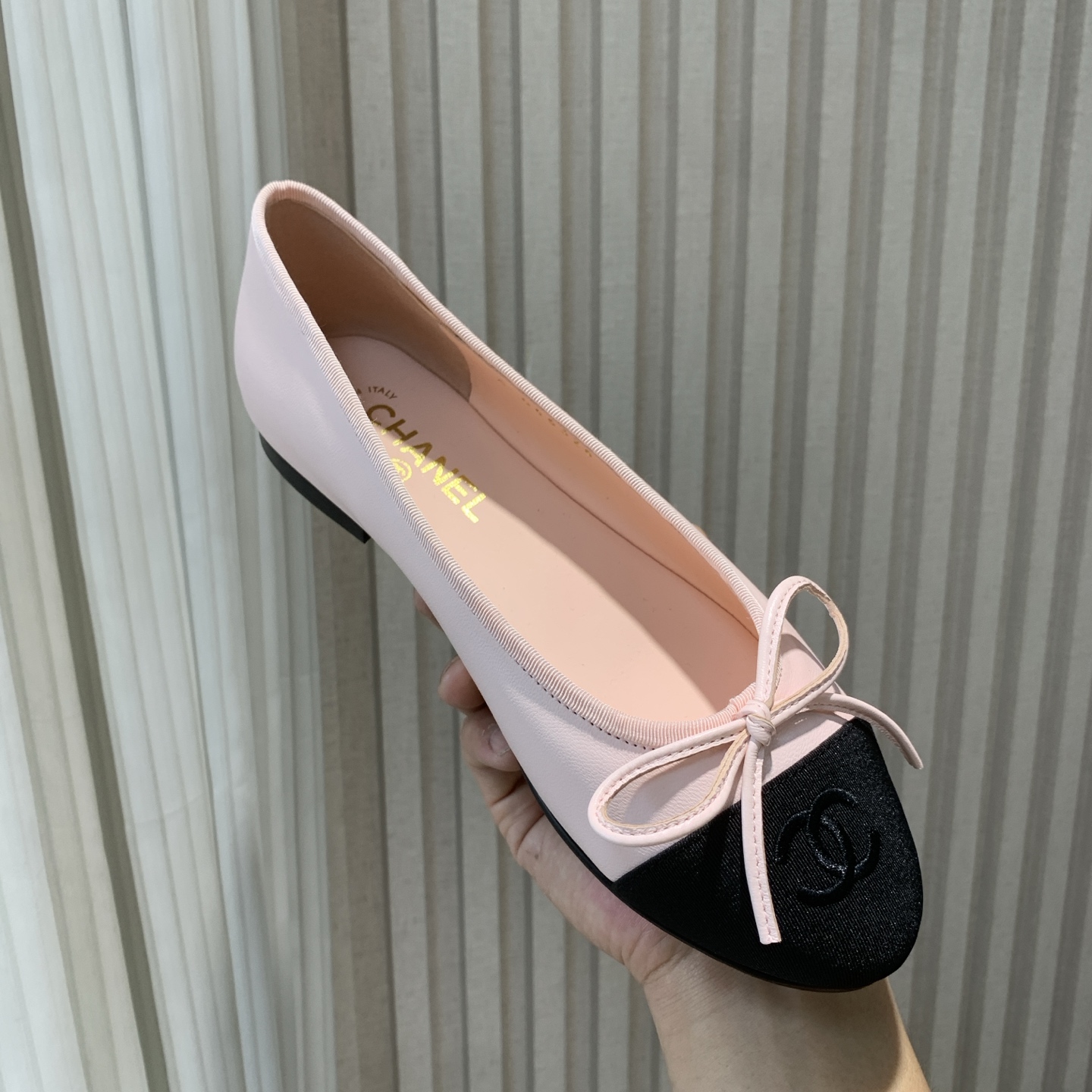 NO:262147,Purchase level, welcome to compare the products, package craftsmanship CHA*EL Xiaoxiang C Home 2025 early spring new ballet shoes, a thousand-year classic style, a flat-soled single shoes that are popular every year, a street shot of celebrities and internet celebrities can be seen everywhere, simple color matching, delicate small round toe, an absolute versatile tool, multi-color new fabric original custom sheepskin   patent leather, full sheepskin inner sheepskin footbed sheepskin, large sole original craft Italian genuine leather sole, size 35-39 (40 41 custom made without return or exchange), ballet shoes, chanel, sheepskin19860909代购级别,欢迎货比三家,套包工艺 CHA*EL小香C家 2025早春新款芭蕾舞鞋 万年经典款,年年都火爆的平底小单鞋 明星网红上脚街拍随处可见,简约的拼色搭配,秀气的小圆头,绝对的百搭利器,多色上新 面料原版定制羊皮 漆皮 内里全羊皮 垫脚羊皮 大底原版工艺意大利真皮底 码数35-39(40 41定做不退不换),芭蕾舞鞋,chanel,sheepskin,Women's Shoes