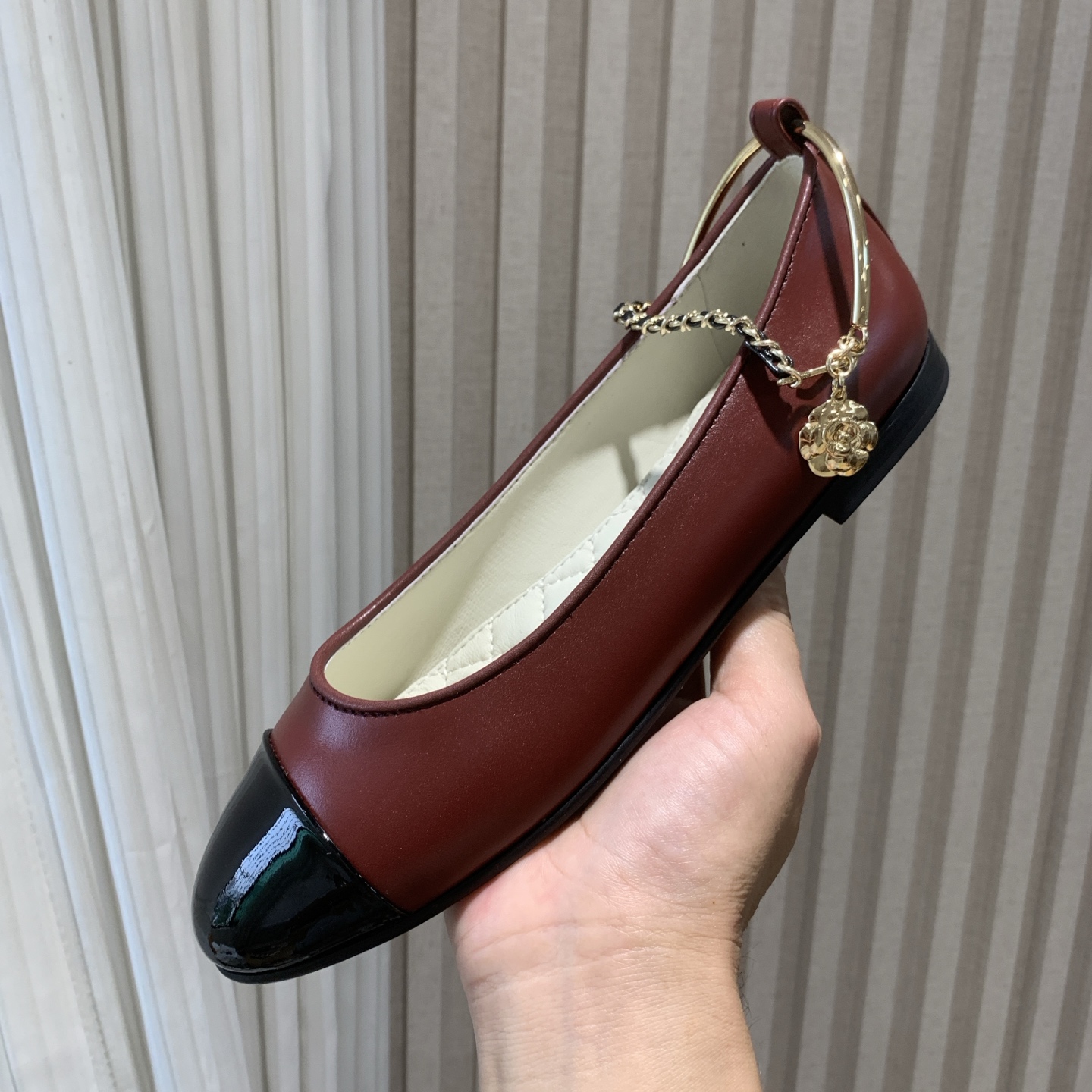 NO:262143,Xiaoxiang's popular spring and summer chain leg rings Mary Jane ballet single shoe show style Original one-to-one open mold hardware buckle workmanship design, leather strap decoration can be loaded and unloaded by leather strap, Xiaoxiang double C and camellia metal buckle decoration embellishment, super beautiful ballet shoes imported embossed calfskin/butter inner lining imported sheepskin inner lining, sheepskin footbed, original Italian leather outsole size 35-41 (40 41 customized) full set of counter synchronous packaging, ballet shoes, mary jane, cowhide, sheepskin, Leather soles19860909小香爆款春夏链条脚环玛丽珍芭蕾舞单鞋走秀款 原版一比一开模五金扣工能设计,穿皮条脚环装饰可自行装卸链条穿皮条工艺,小香双c和山茶花金属扣装饰点缀,超美芭蕾舞鞋 面料进口压花小牛皮/牛油 内里进口羊皮内里,羊皮垫脚 大底原版意大利真皮大底 码数35-41(40 41定做）全套专柜同步包装,芭蕾舞鞋,mary jane,cowhide,sheepskin,Leather soles,Women's Shoes